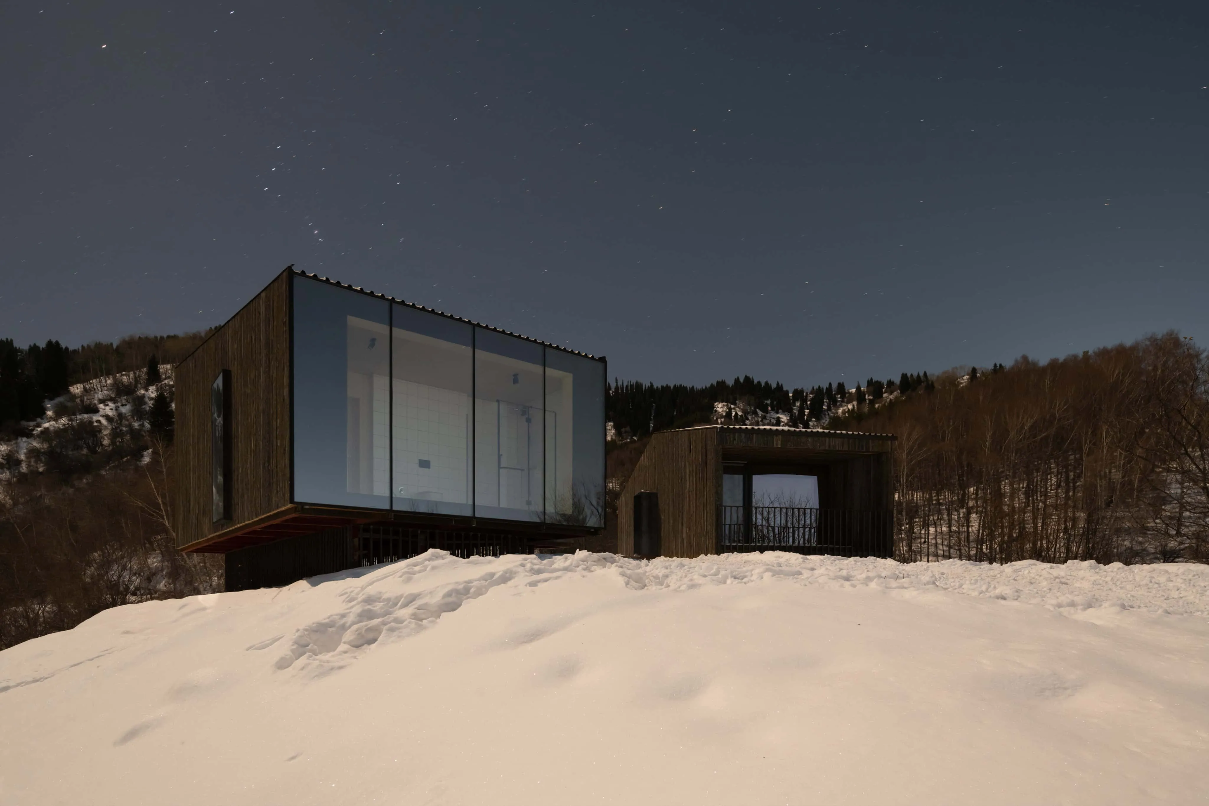 玻璃小屋反射星座，彰显其宁静的海拔位置。