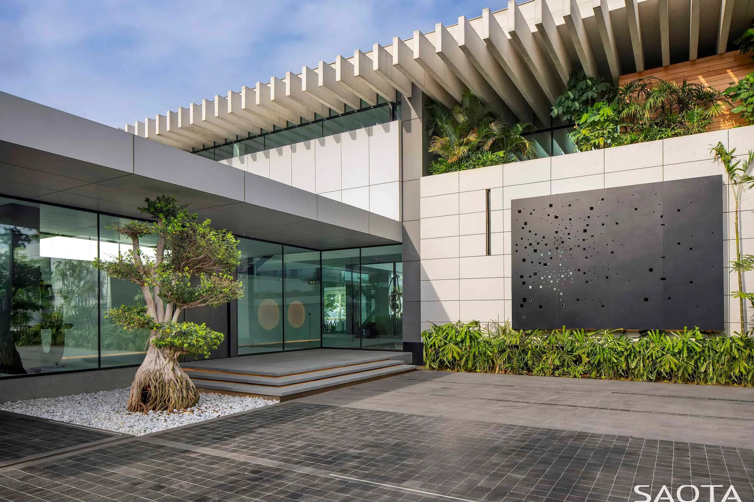 阿比让湖畔别墅由SAOTA设计：现代主义与自然的融合