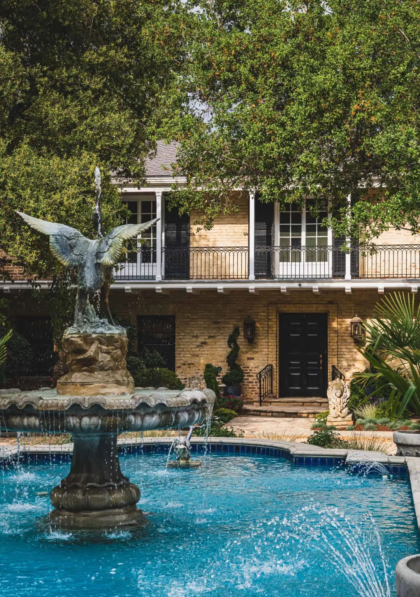 鲍尔庄园高空俯瞰图，有生动的景观和私人泳池。