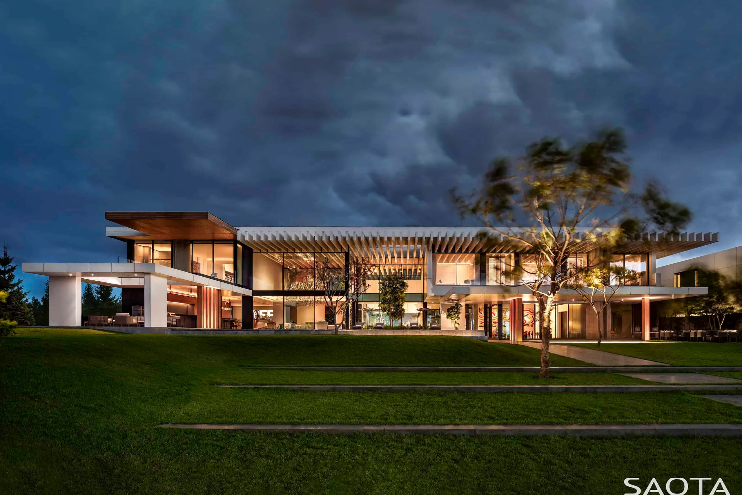 阿比让湖畔别墅由SAOTA设计：现代主义与自然的融合