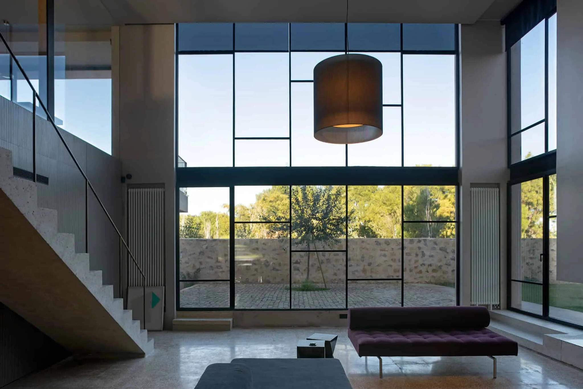 现代双层客厅，配有个性化几何窗框。