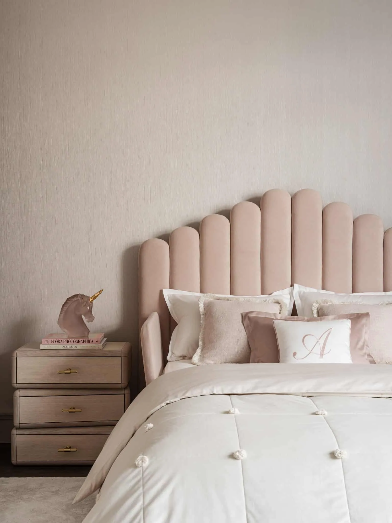 Елегантна дитяча спальня в рожевих тонів з пухнастим ліжком і фантазійним освітленням.