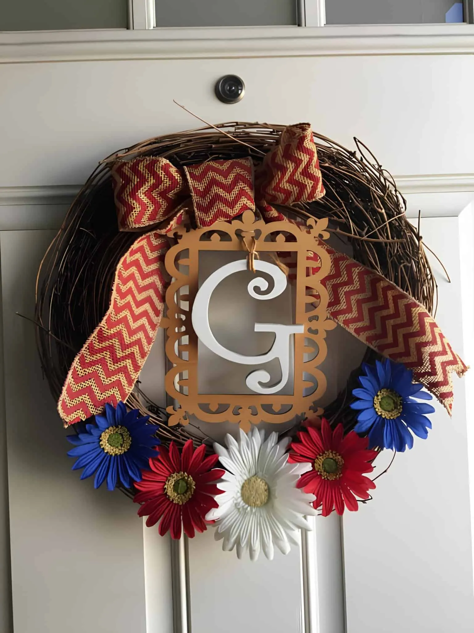 葡萄藤花环，配有红色斜纹丝带和爱国标语中心