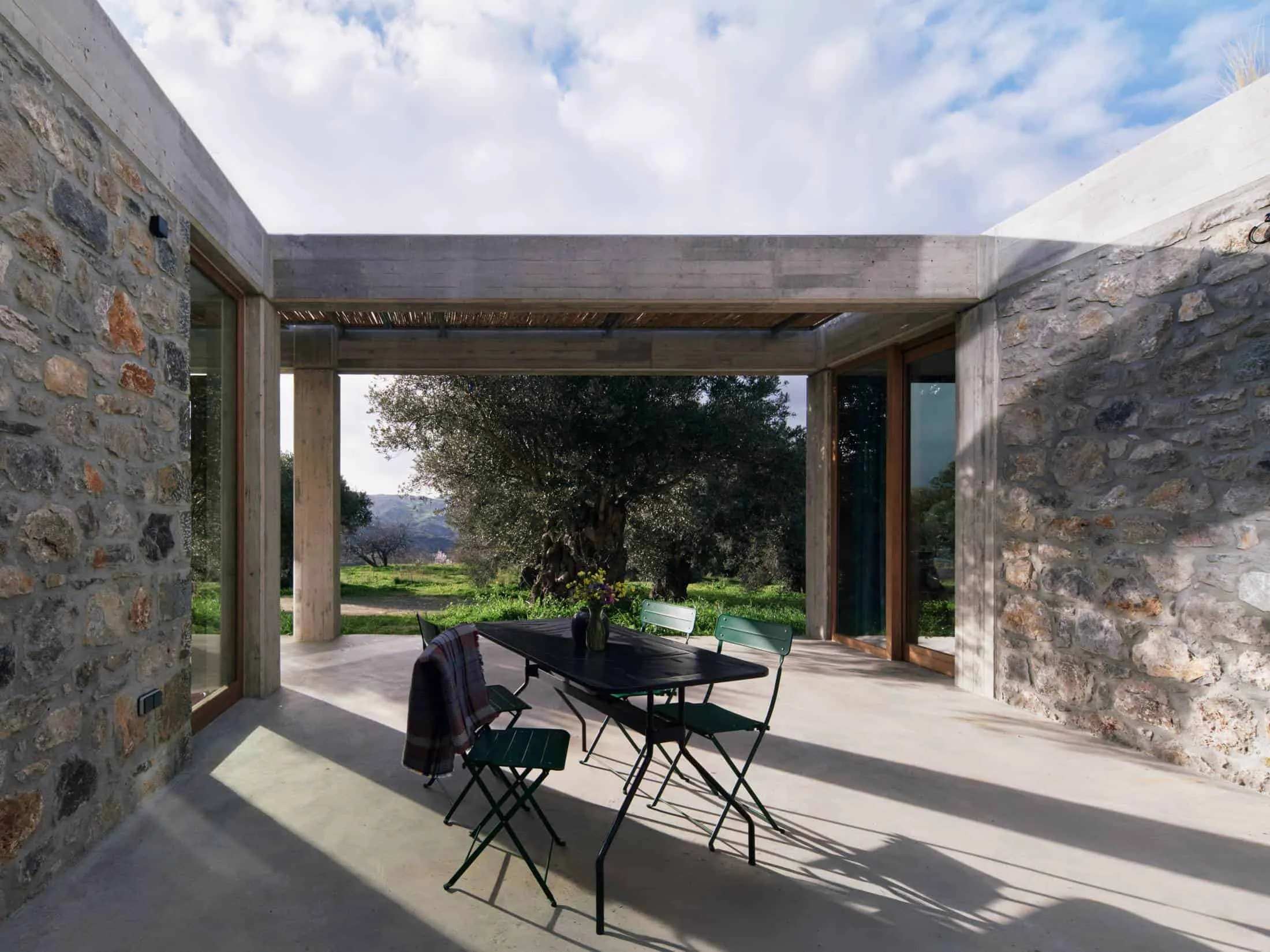 Meraki House — терраса с ложементом в бетонной сетке