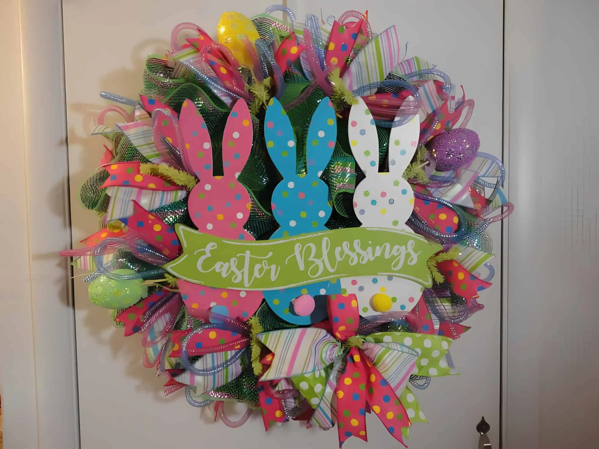 复活节网门饰，配有彩色兔子和祝福标志