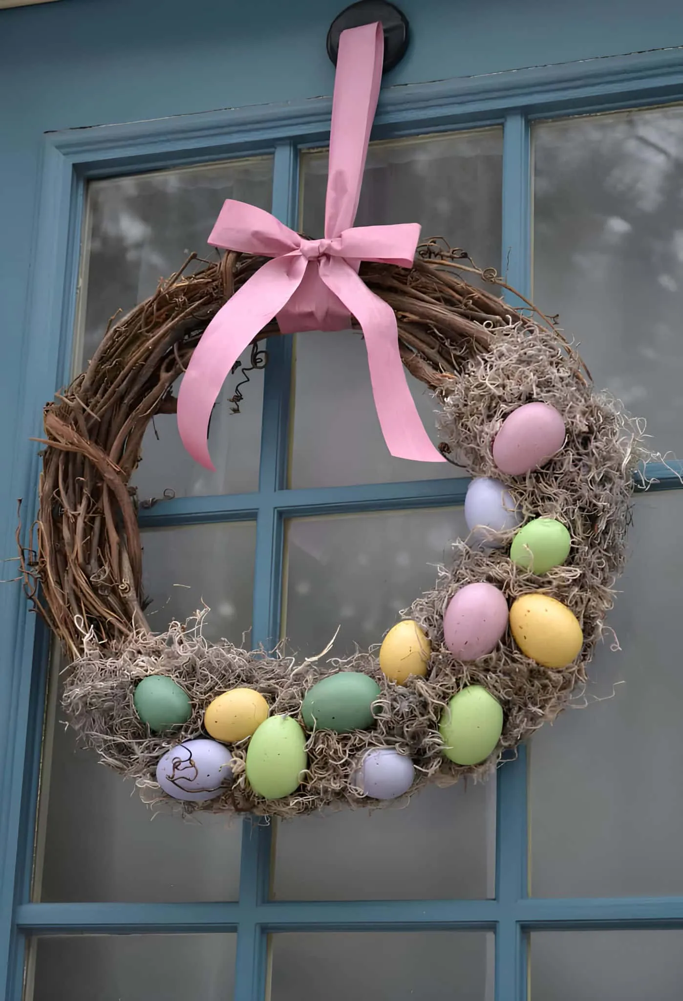 藤蔓门饰，配有粉彩鸡蛋、苔藓和大粉色丝带