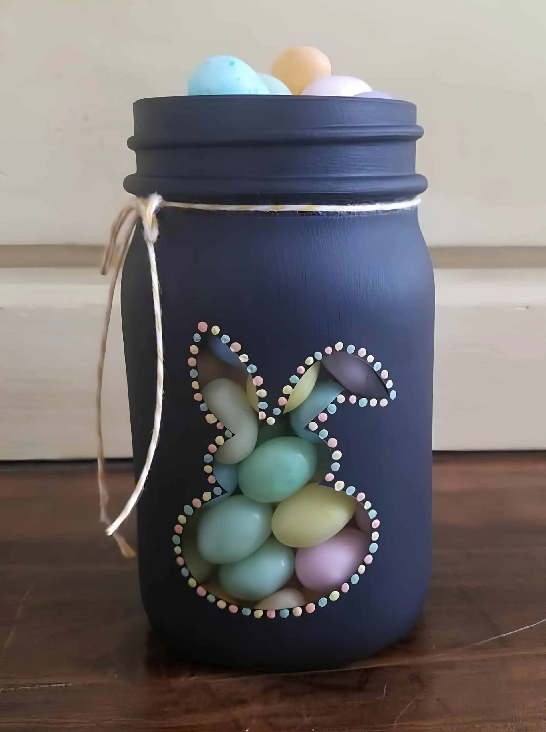 涂色的深色复活节 Mason 罐子，剪出兔子造型并装有柔和鸡蛋