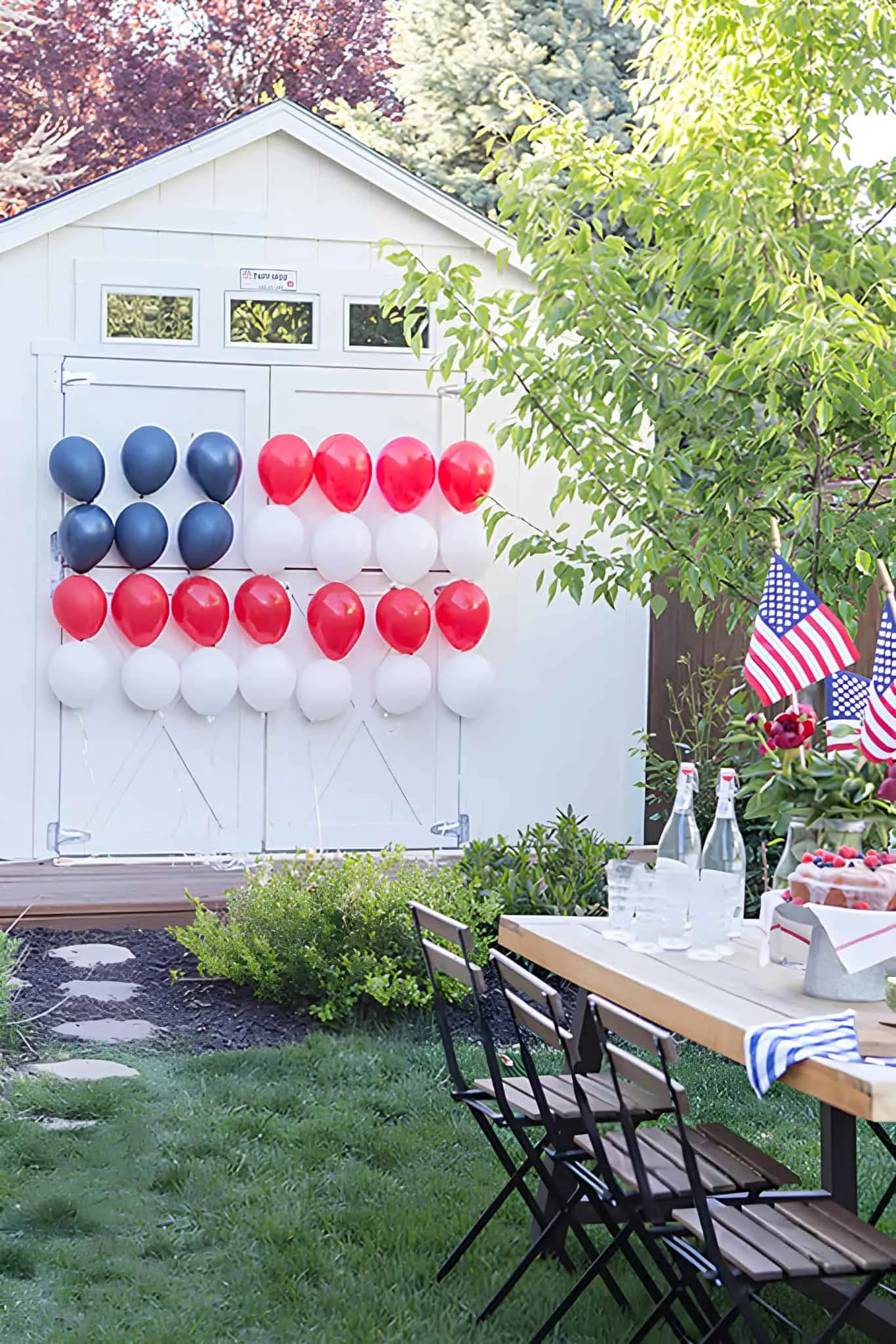 红白蓝气球背景，排列成美国旗帜，在谷仓门上用于4日节