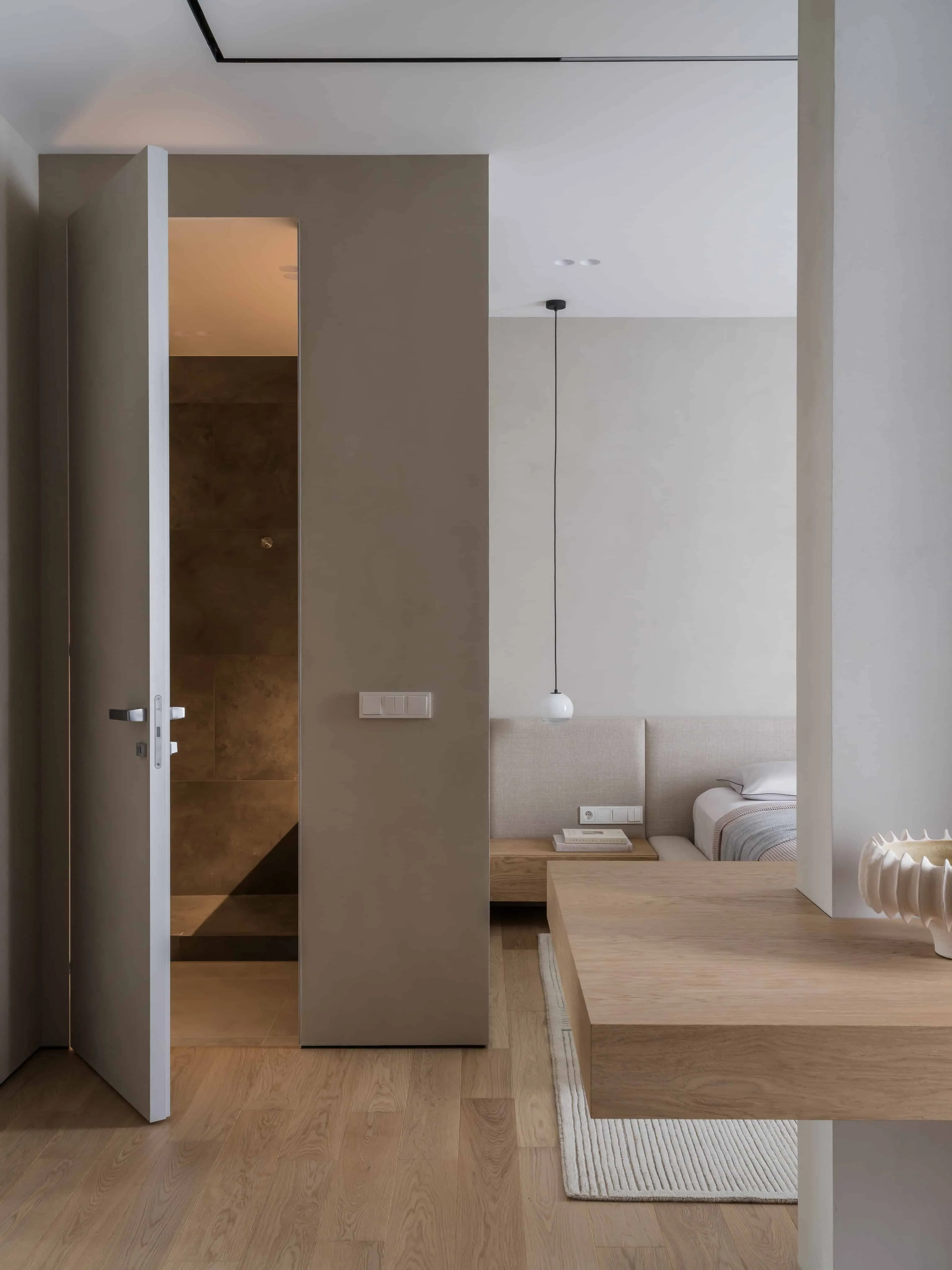 温馨现代组合，带浴室入口视角和连续木质元素。