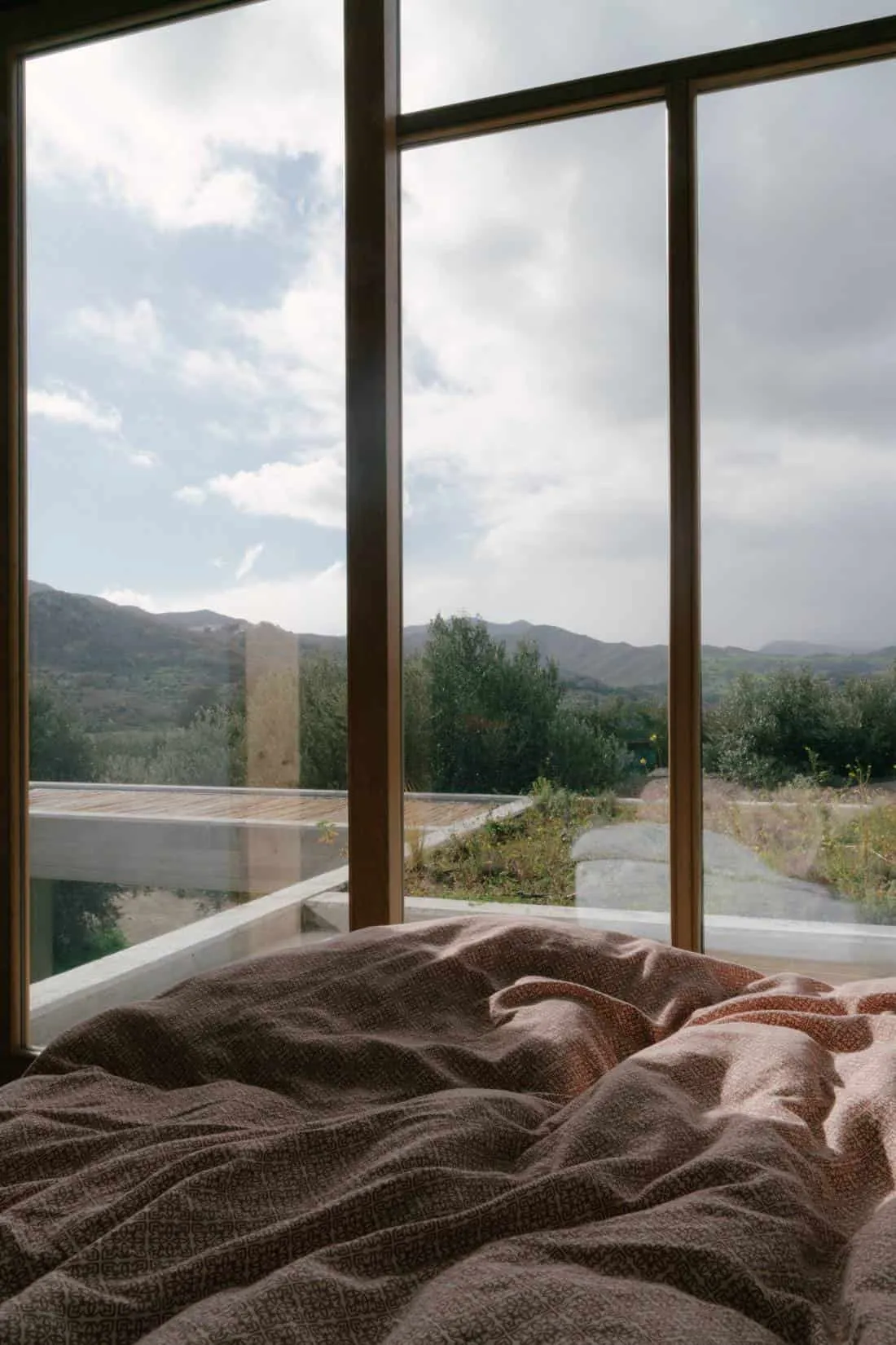 Meraki House — спальня с деревянными жалюзи