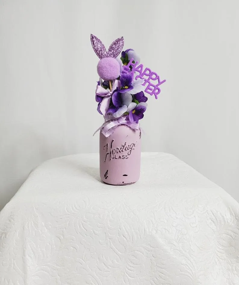 紫色复活节 Mason 罐子，有兔子耳朵、花和“快乐复活节”标签