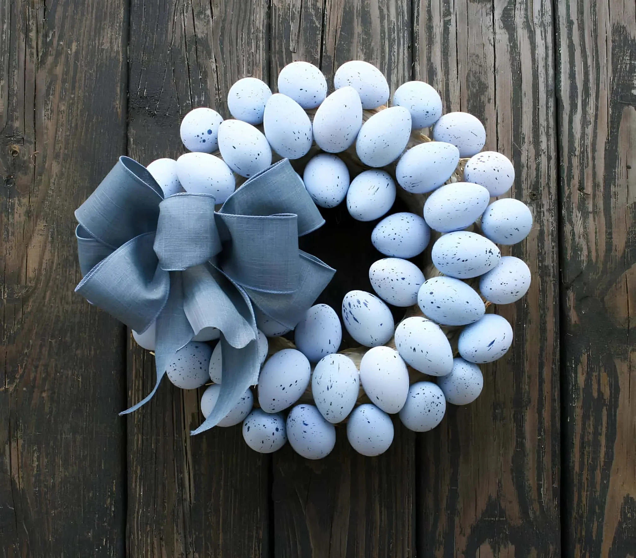 配有粉彩蓝色鸡蛋和大蓝色丝带的门饰