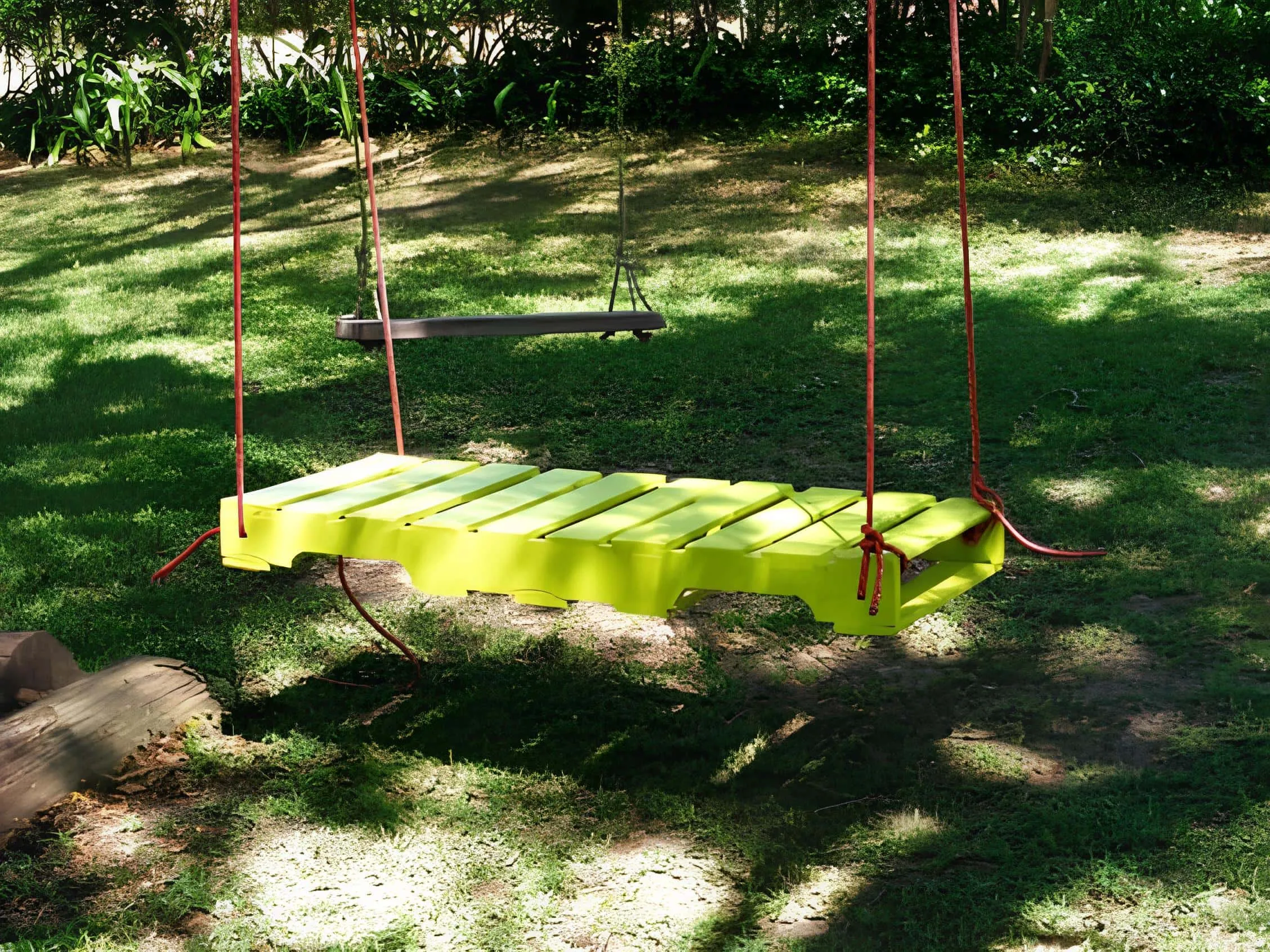 在阳光明媚的后院悬挂绿色涂装的游戏区