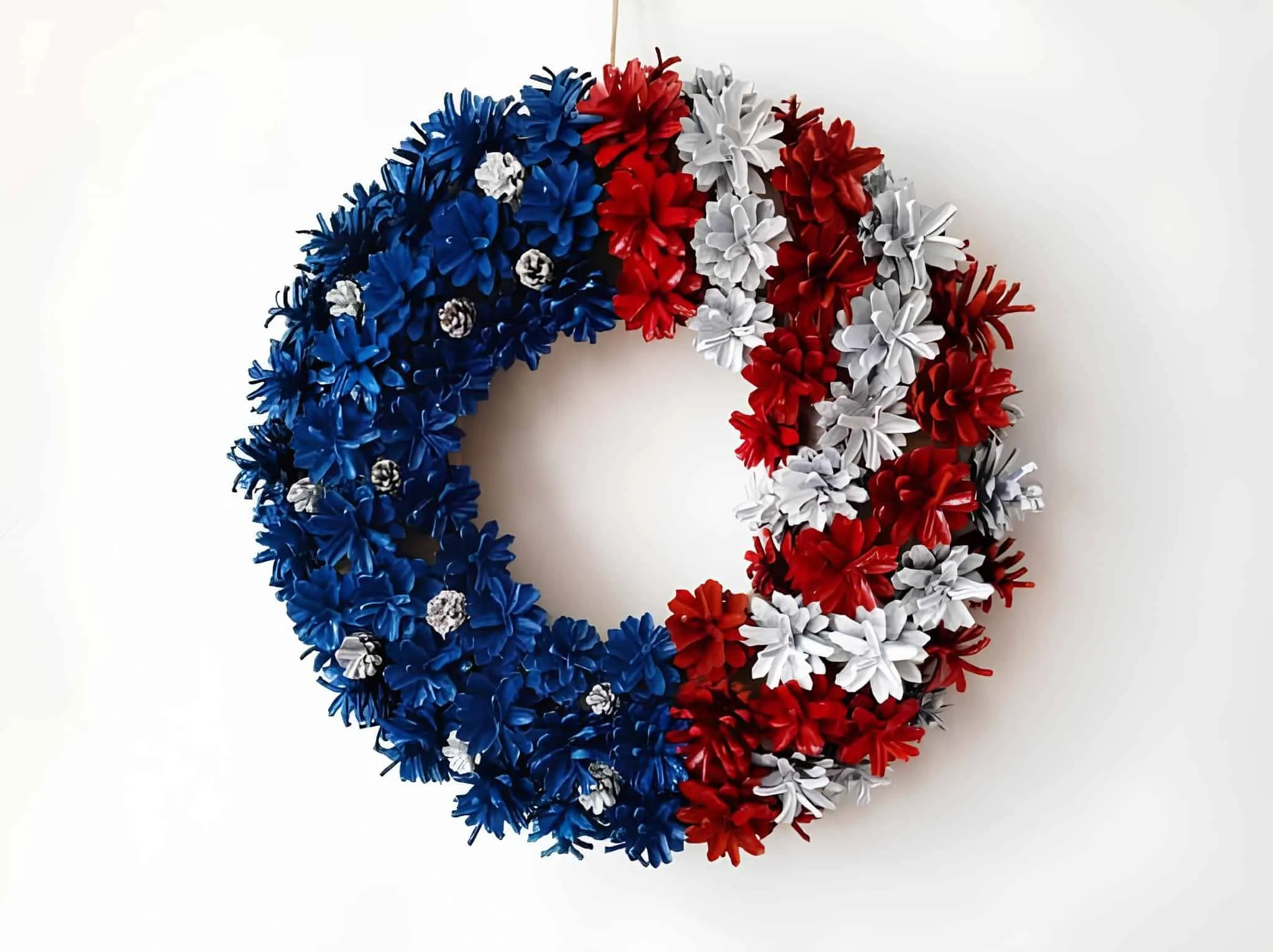 红、白、蓝假花和染色松果花环