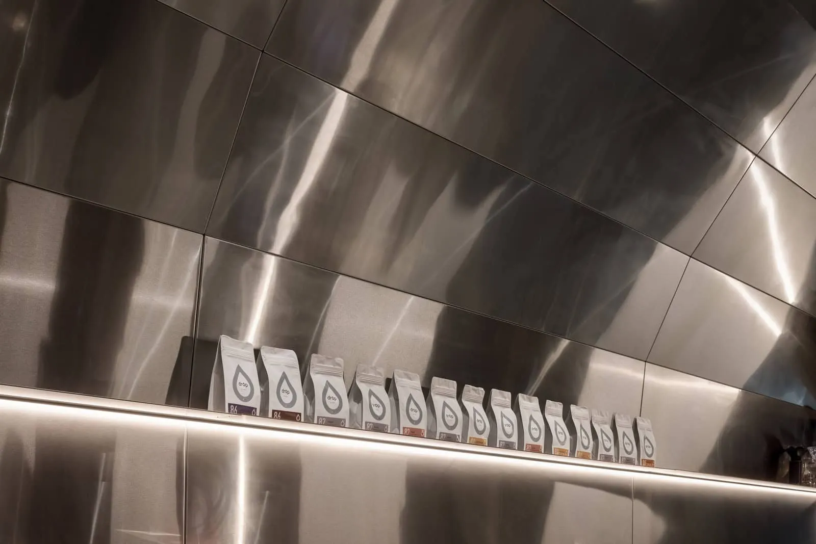 品牌咖啡包装陈列在现代咖啡馆的货架上