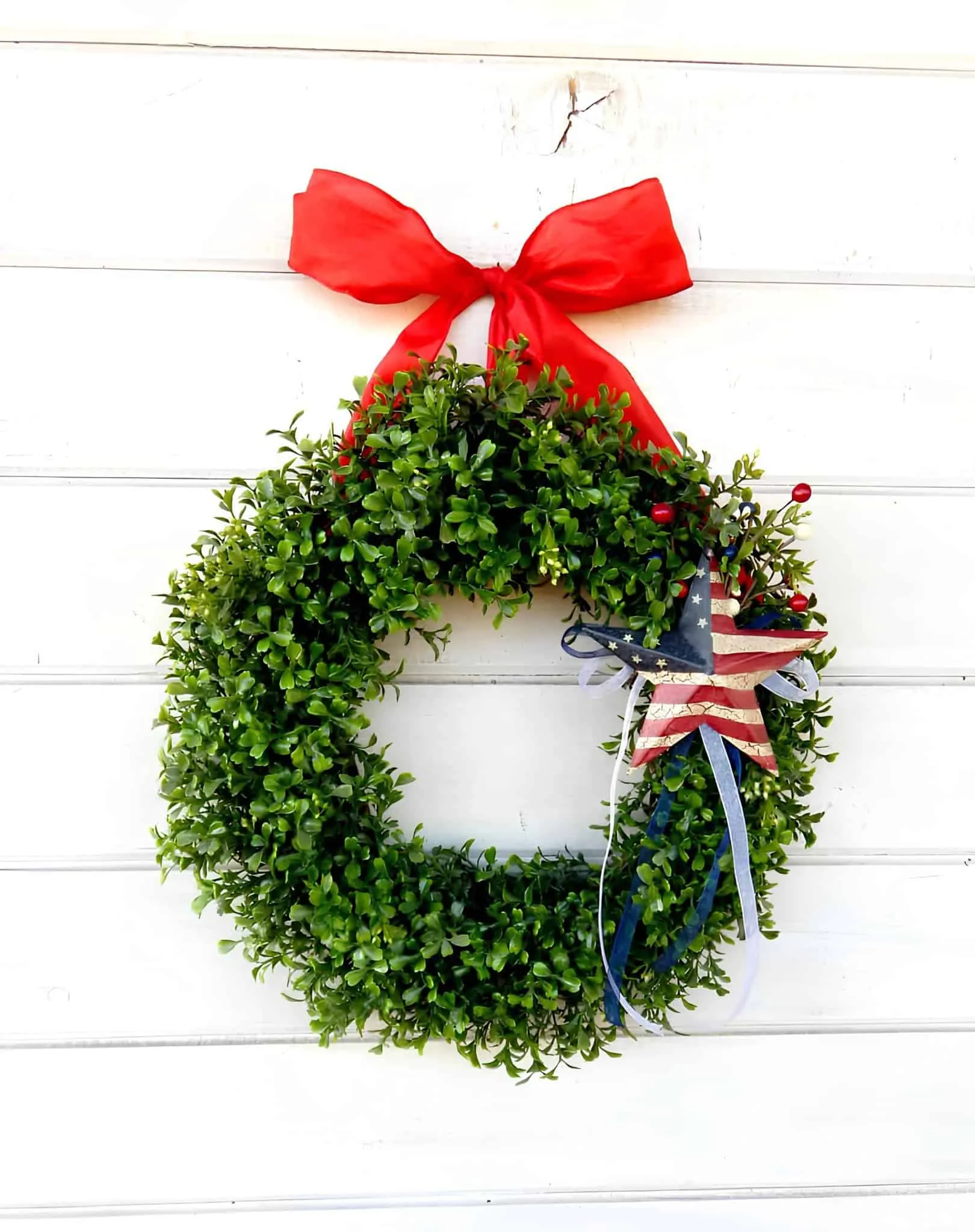 绿色花环，配有红丝带和木制美国星星