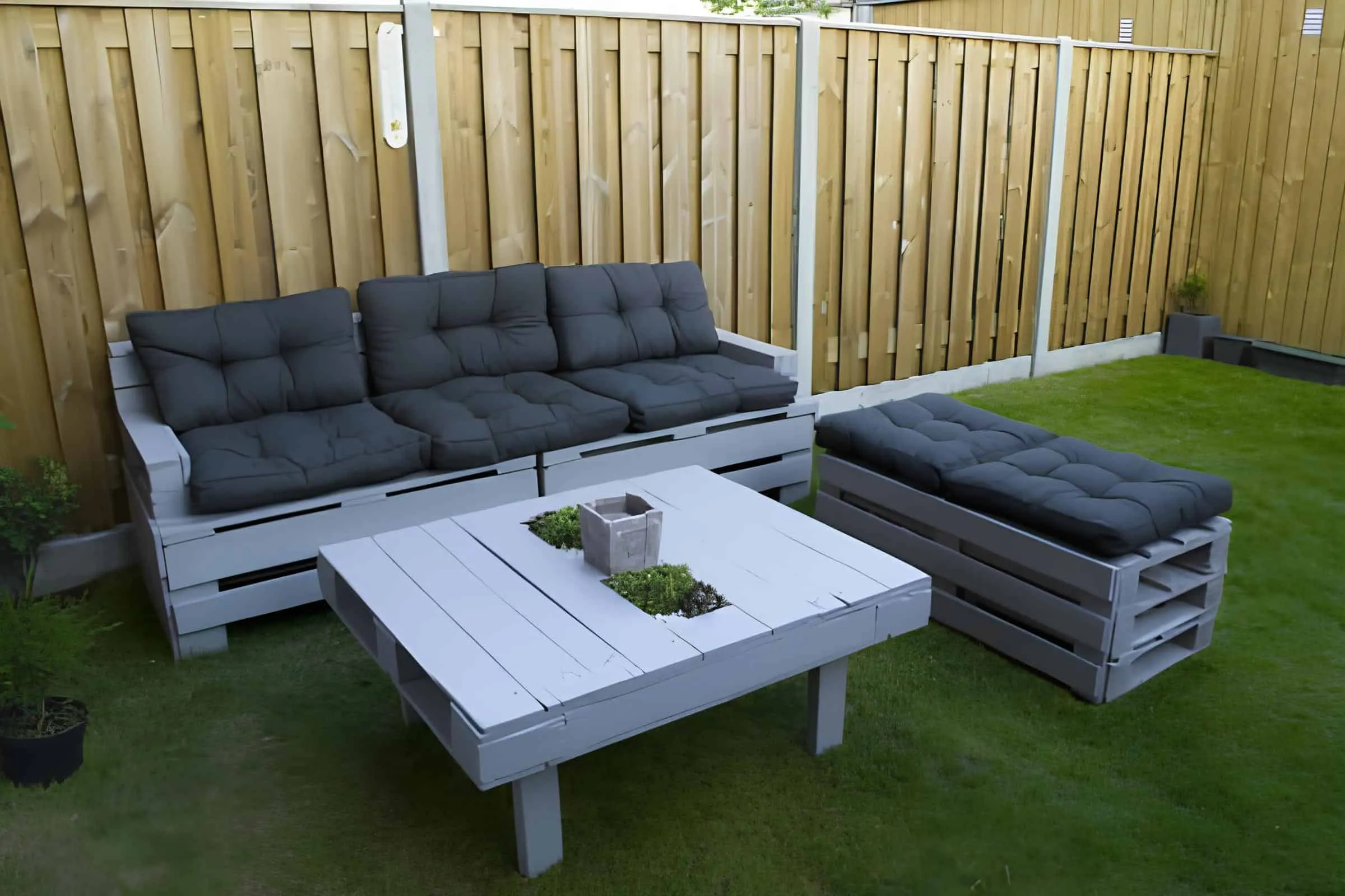 白色涂装的托盘沙发和长椅，配有黑色填充靠垫和配套方桌