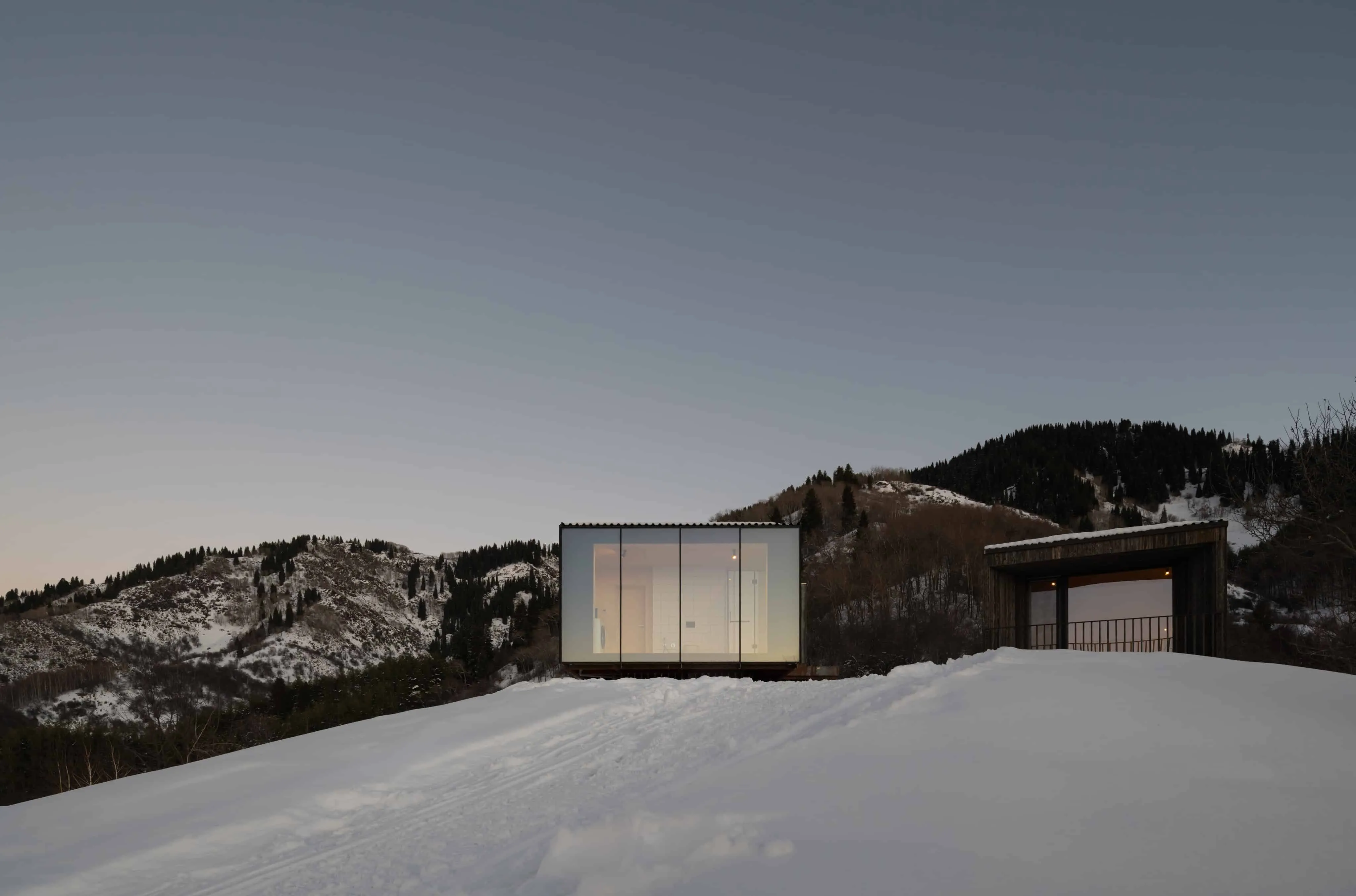 黄昏降临阿姆小屋所在的宁静雪丘。