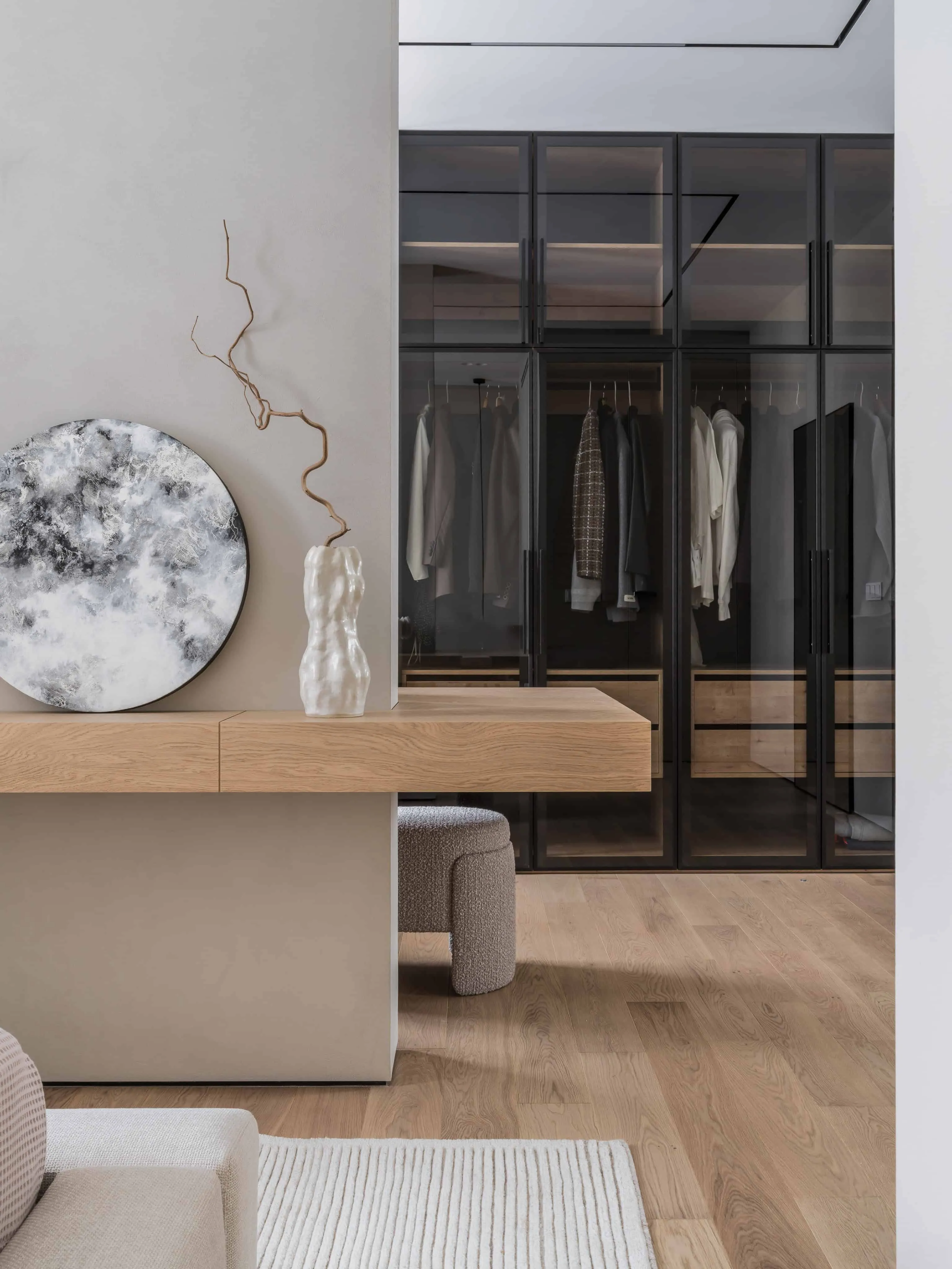 精心装饰的胡桃木桌在自然光下反射于高镜面。