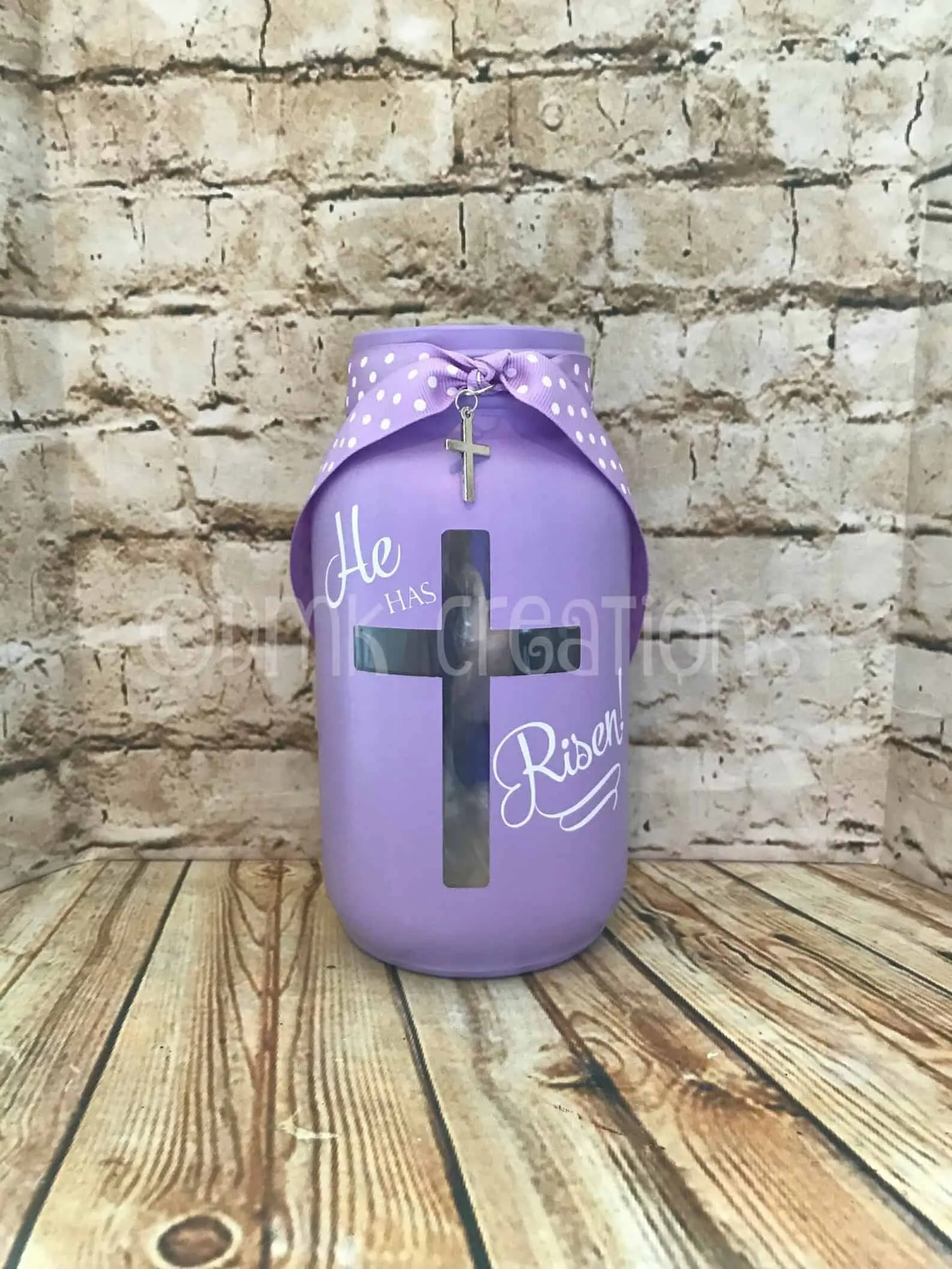 复活节紫色 Mason 罐子蜡烛，有十字架和“祂已复活”字样