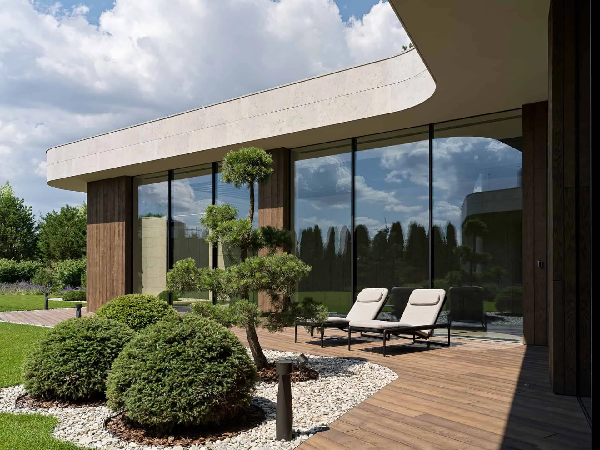 现代花园别墅，弯曲屋顶与盆景风格景观设计。