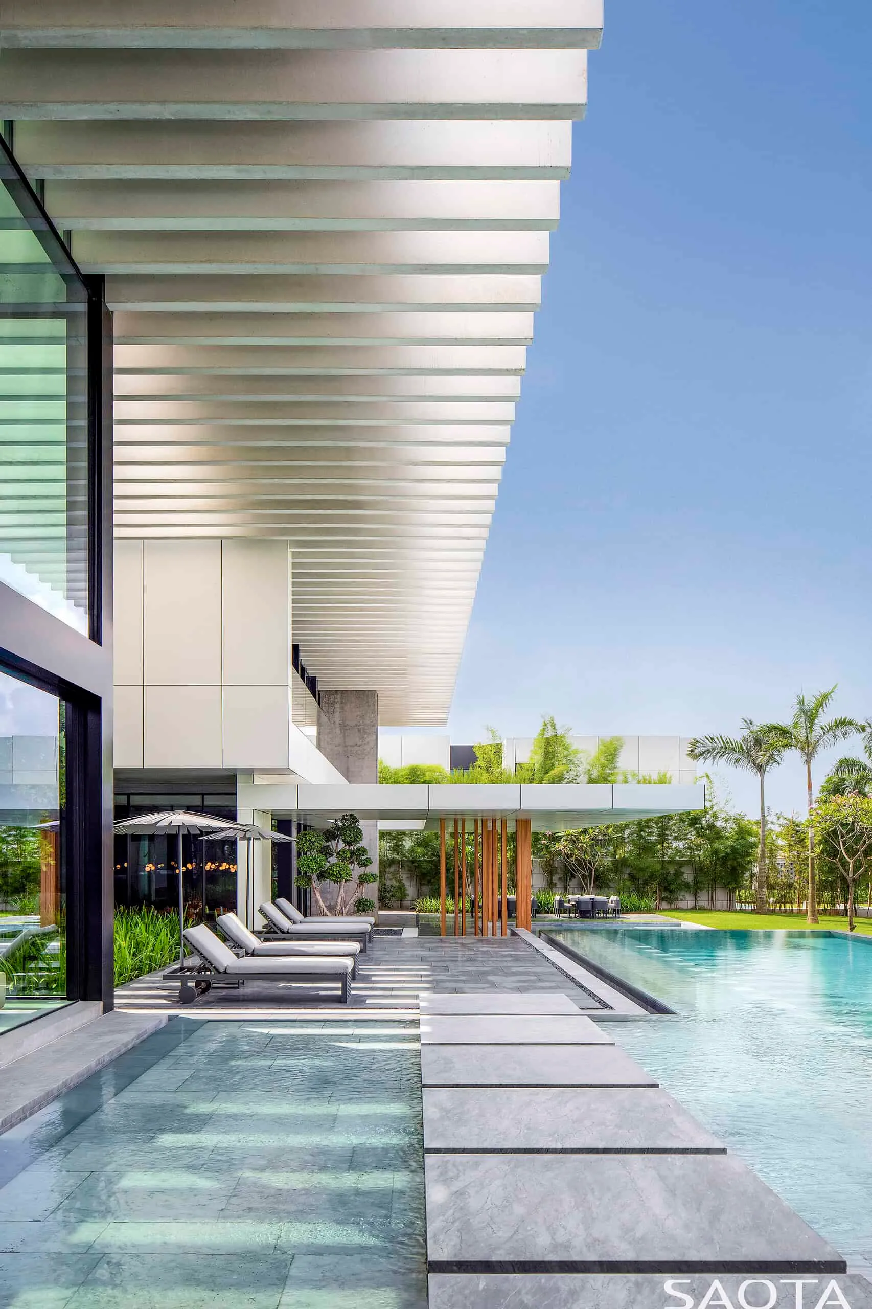 阿比让湖畔别墅由SAOTA设计：现代主义与自然的融合