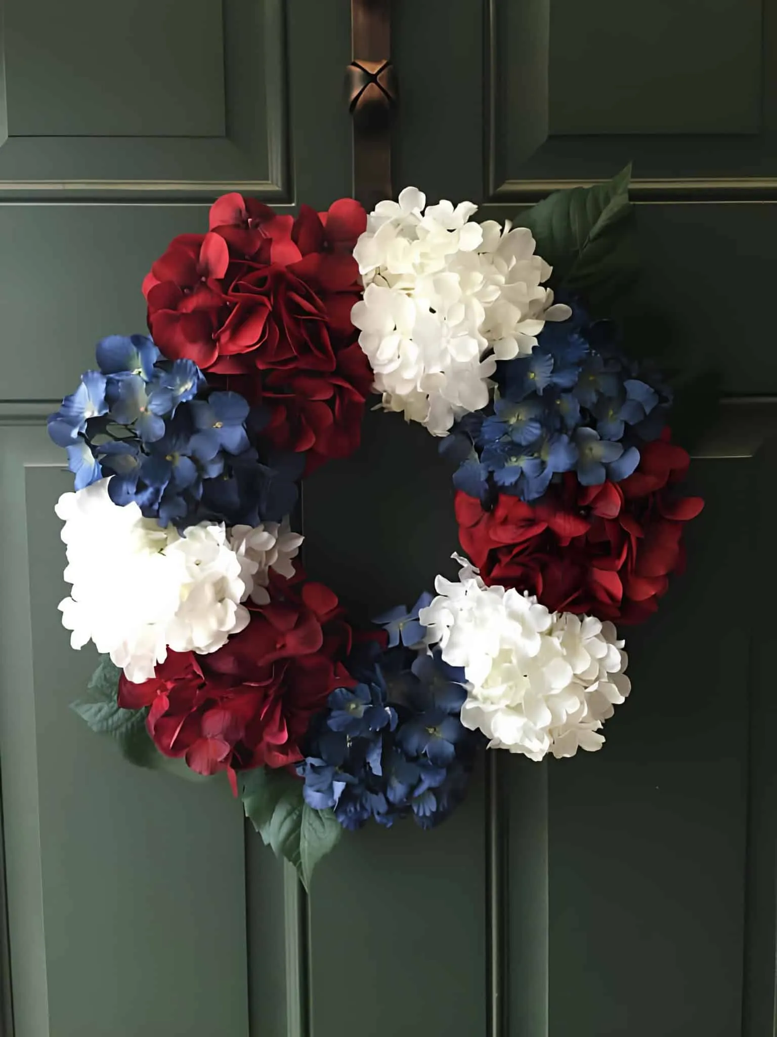 优雅的假绣球花爱国花环，适合纪念日或独立日