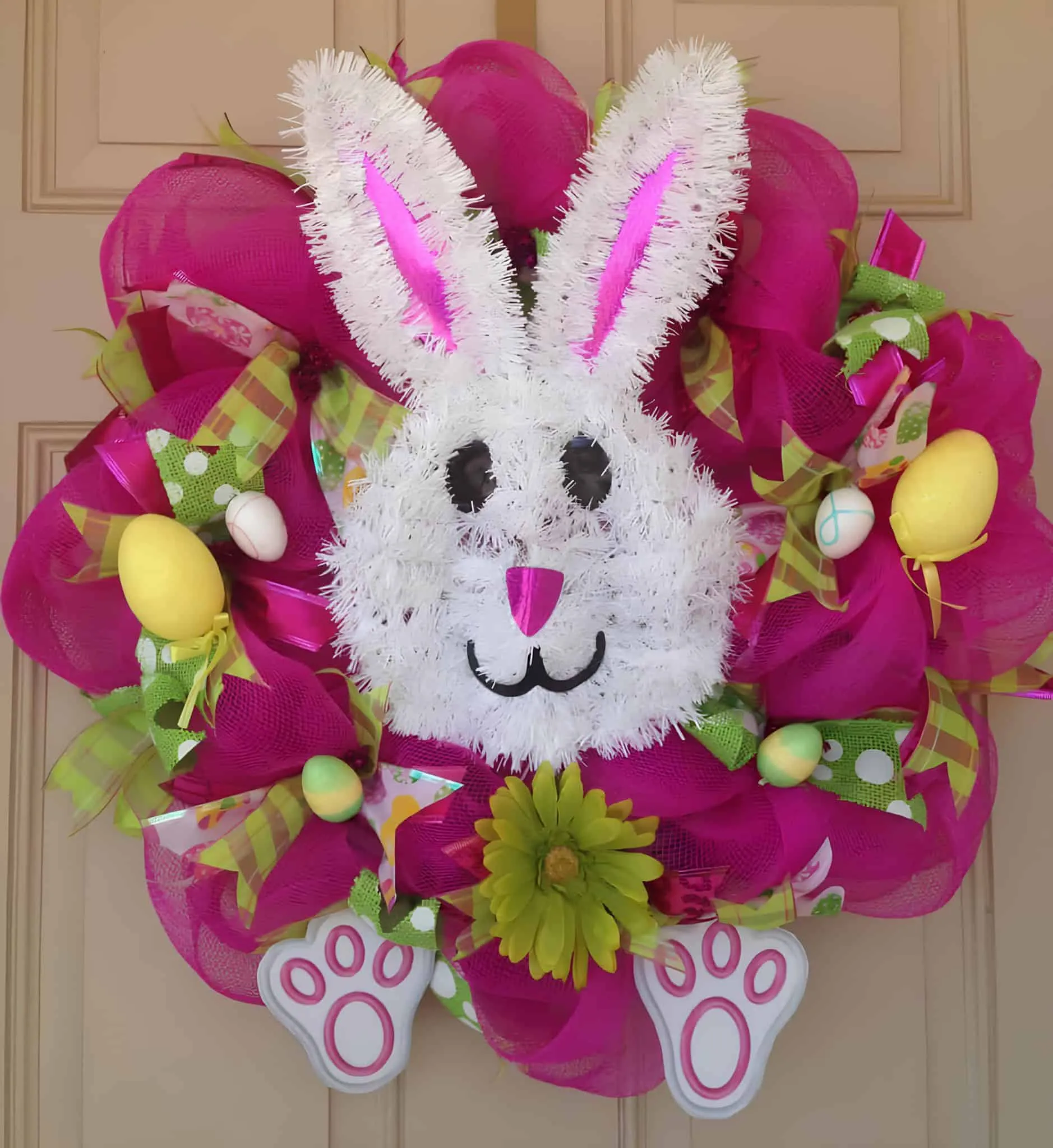 藤蔓门饰，配有粉彩鸡蛋和绿色茎叶在白色栅栏上