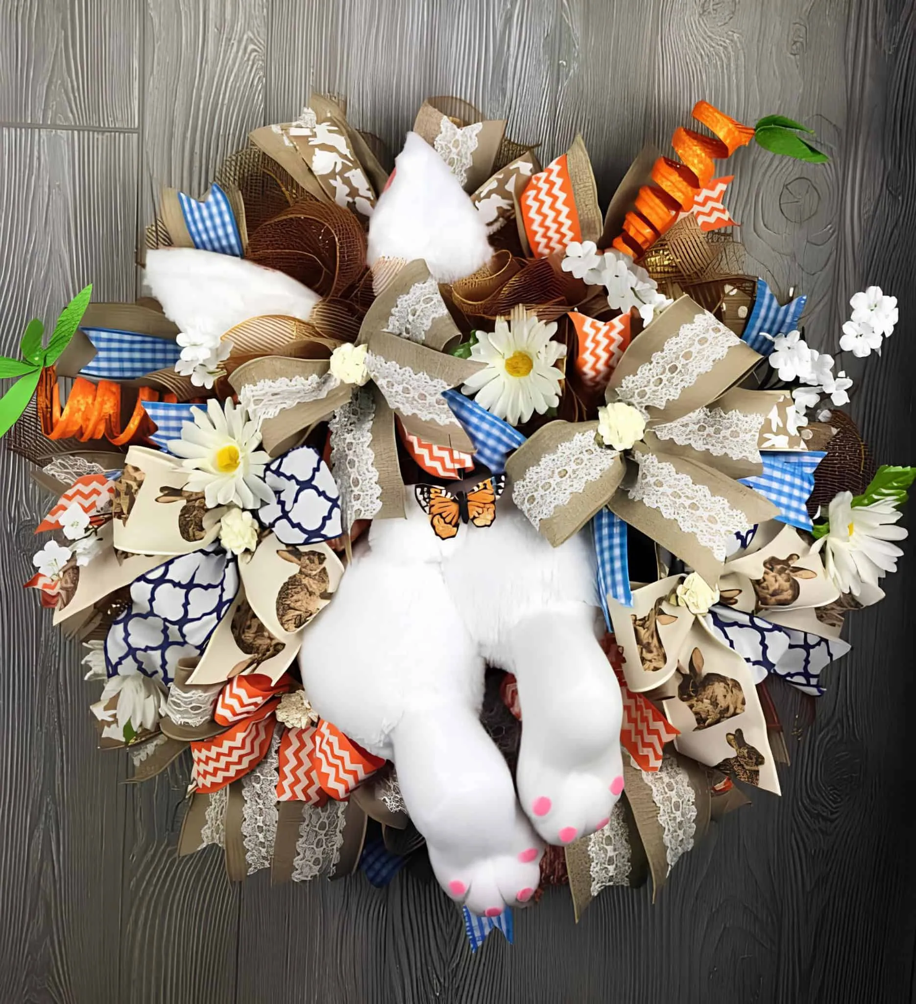 复活节门饰，配有毛绒兔子耳朵、小球和节日丝带