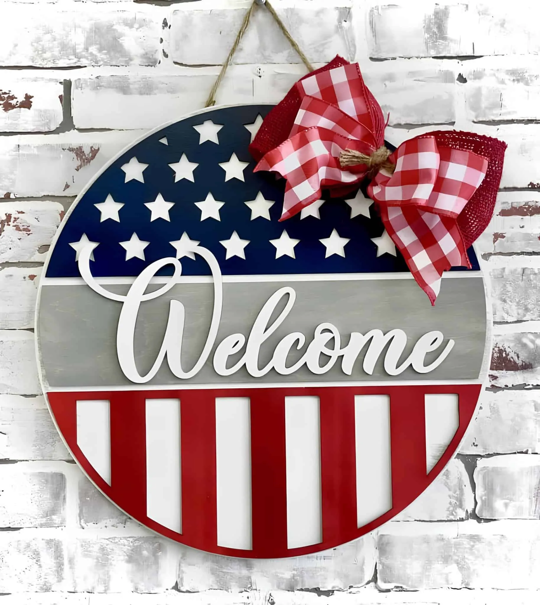 '欢迎'门牌，配有星星、条纹和格子丝带