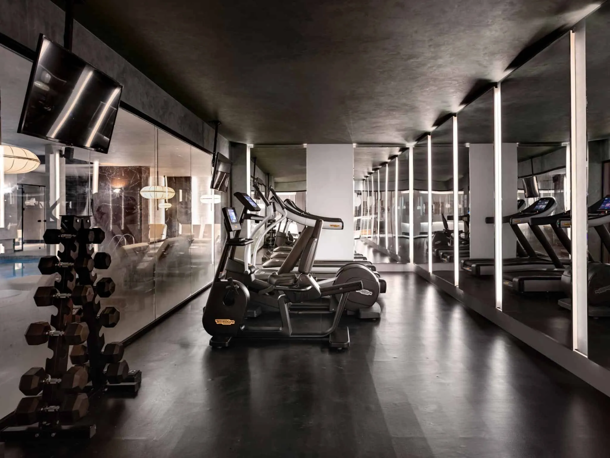 库萨达斯奢华世界酒店现代健身区 酒店现代健身区配有有氧设备、镜子与优雅照明