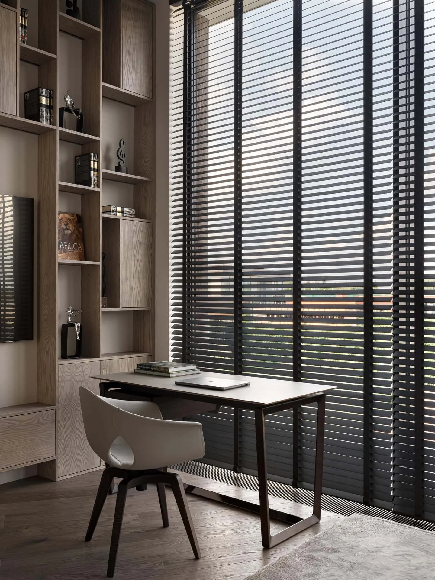 极简办公室，配有紧凑工作台与高窗窗帘。