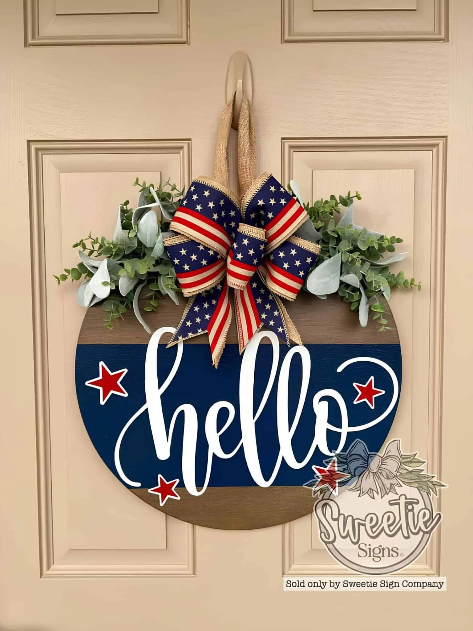 圆形门牌'你好'，配有爱国丝带和绿色