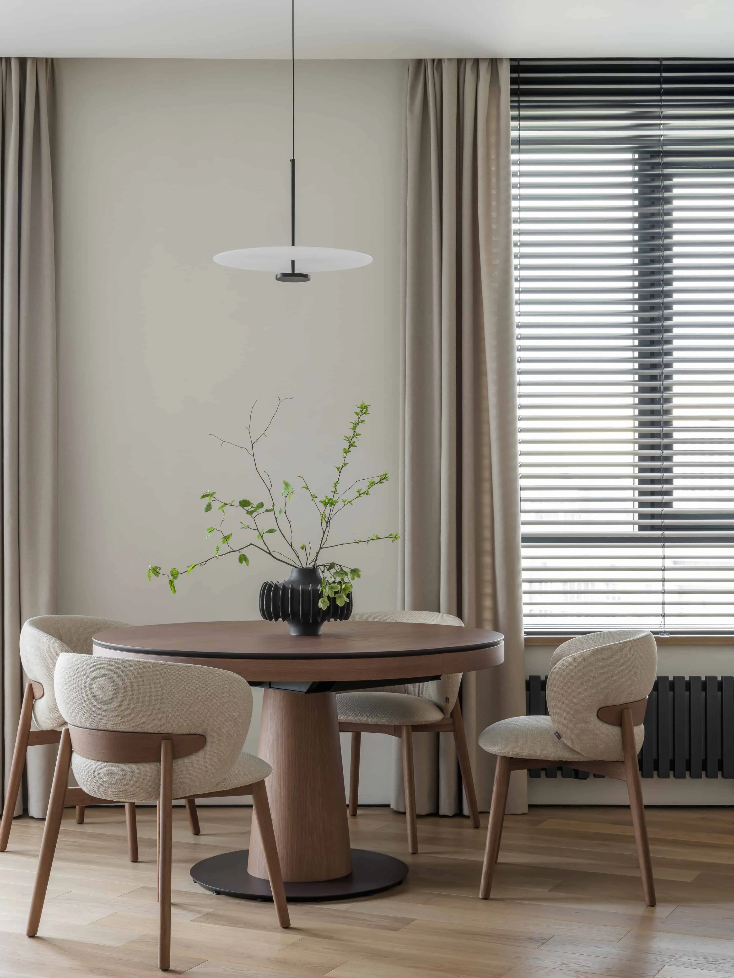 优雅吧台，配两把深色木质椅子和简洁水龙头固定装置。