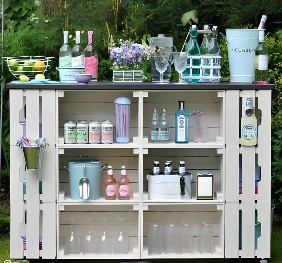 白色托盘制成的户外酒吧台，配有酒杯、瓶子和夏季饮料