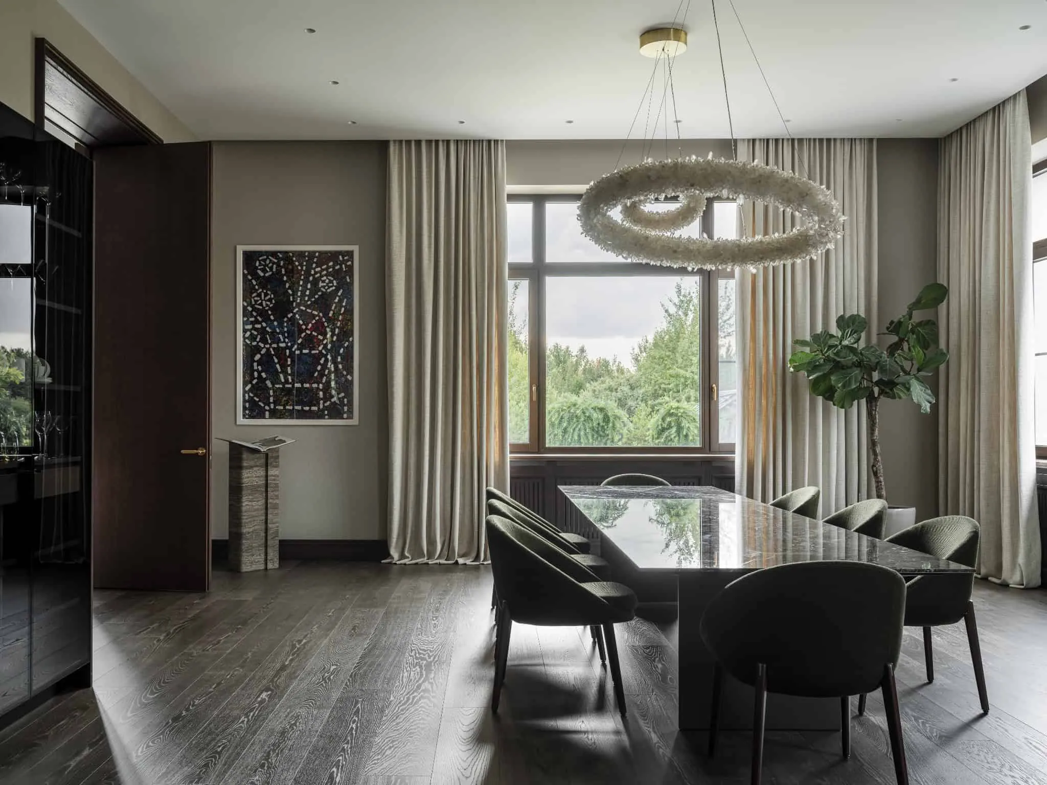 Сучасне обіднє простір з кристалічною люстрою і шторами від підлоги до стелі.