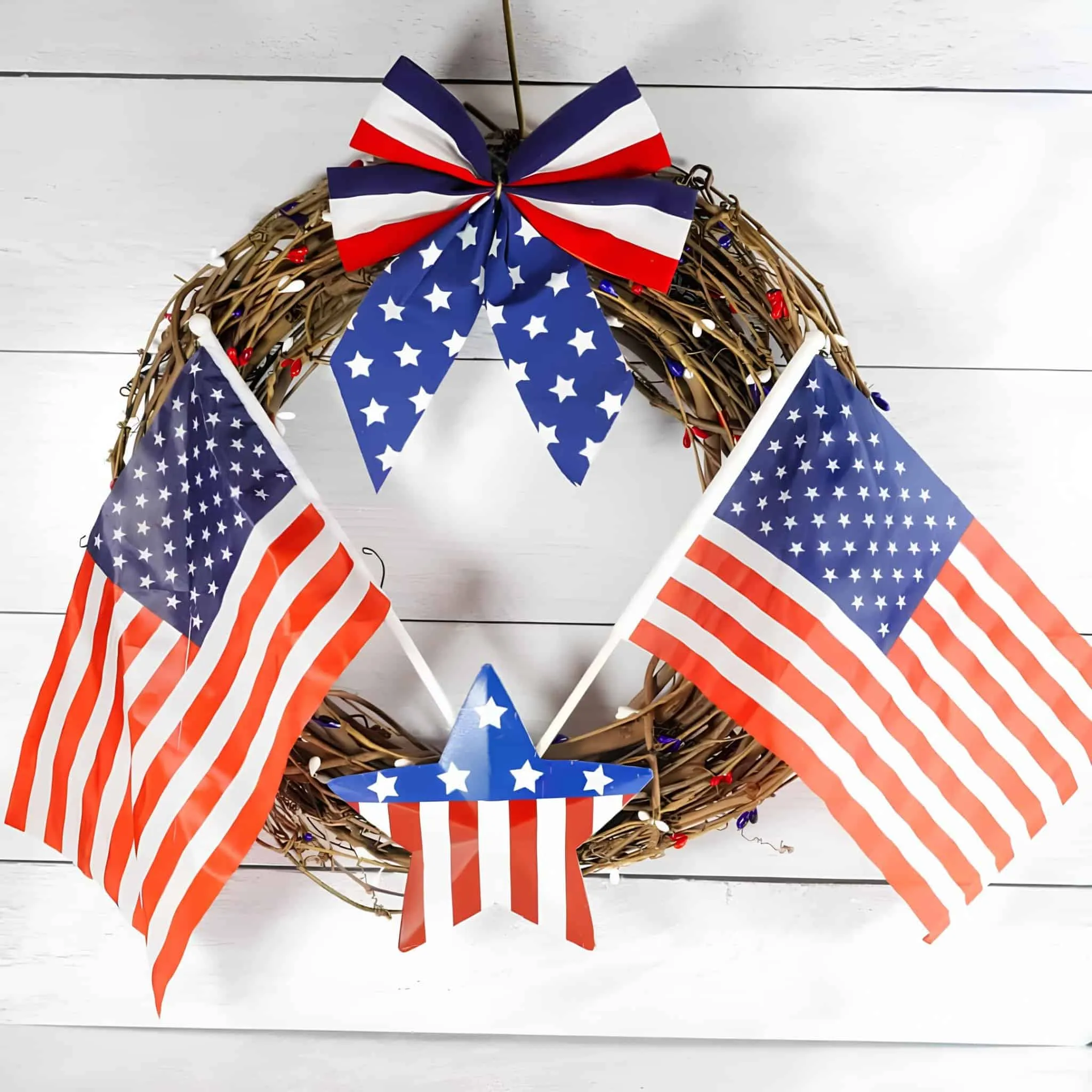 葡萄藤花环，配有爱国丝带、美国国旗和木星