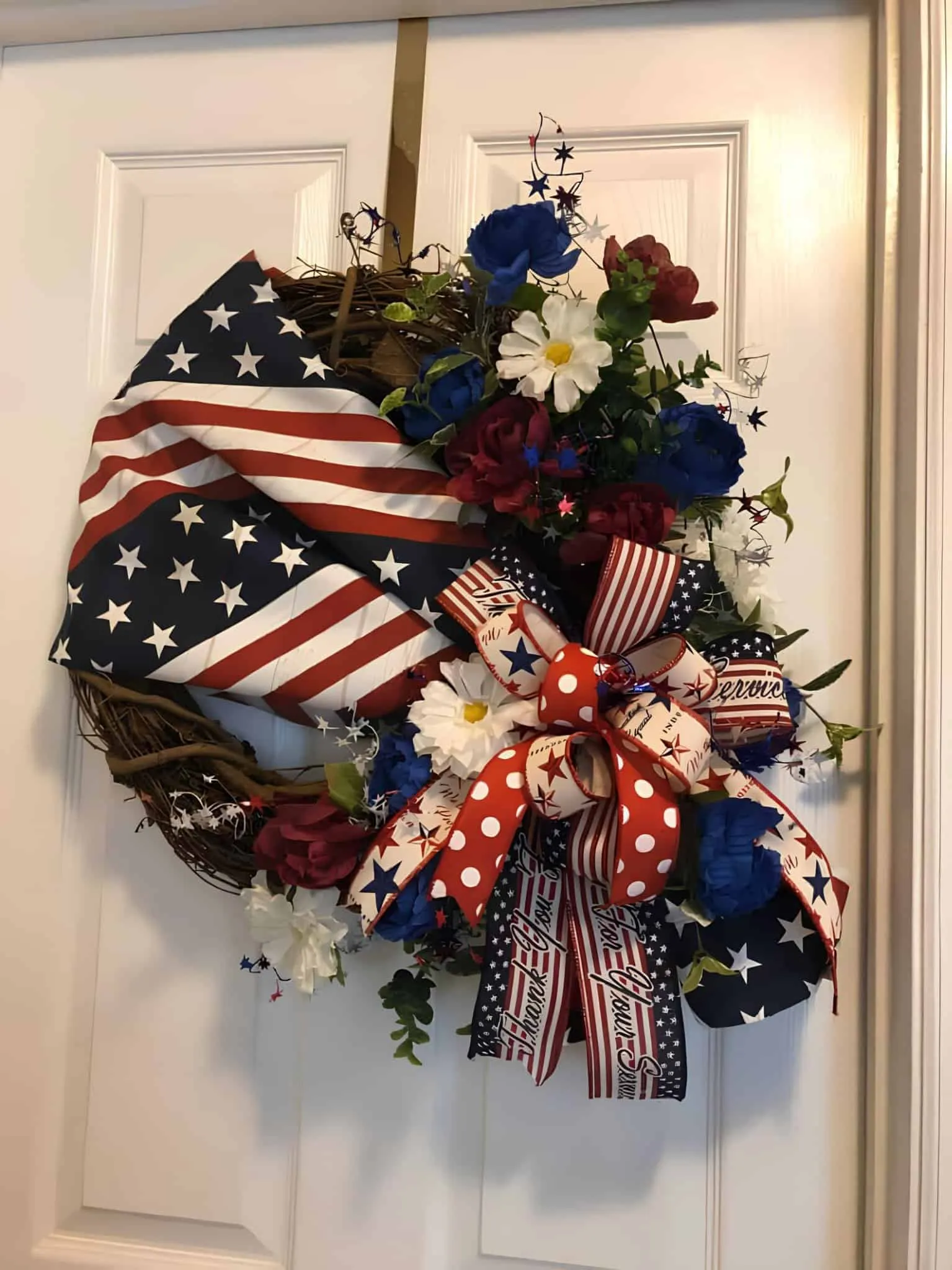 花朵花环，配有美国国旗丝带和'服务'字样