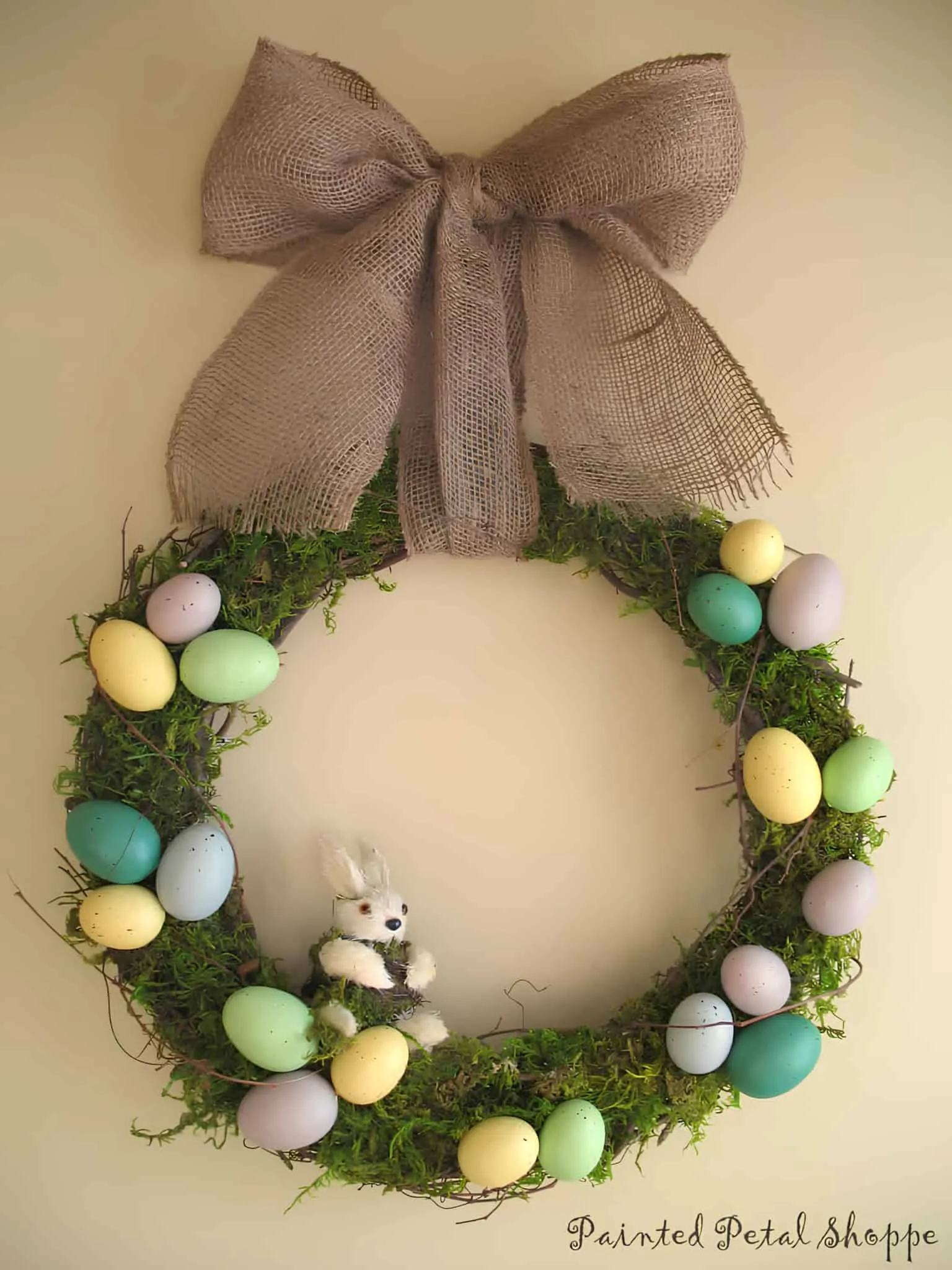 苔藓门饰，配有粉彩鸡蛋和毛绒兔子