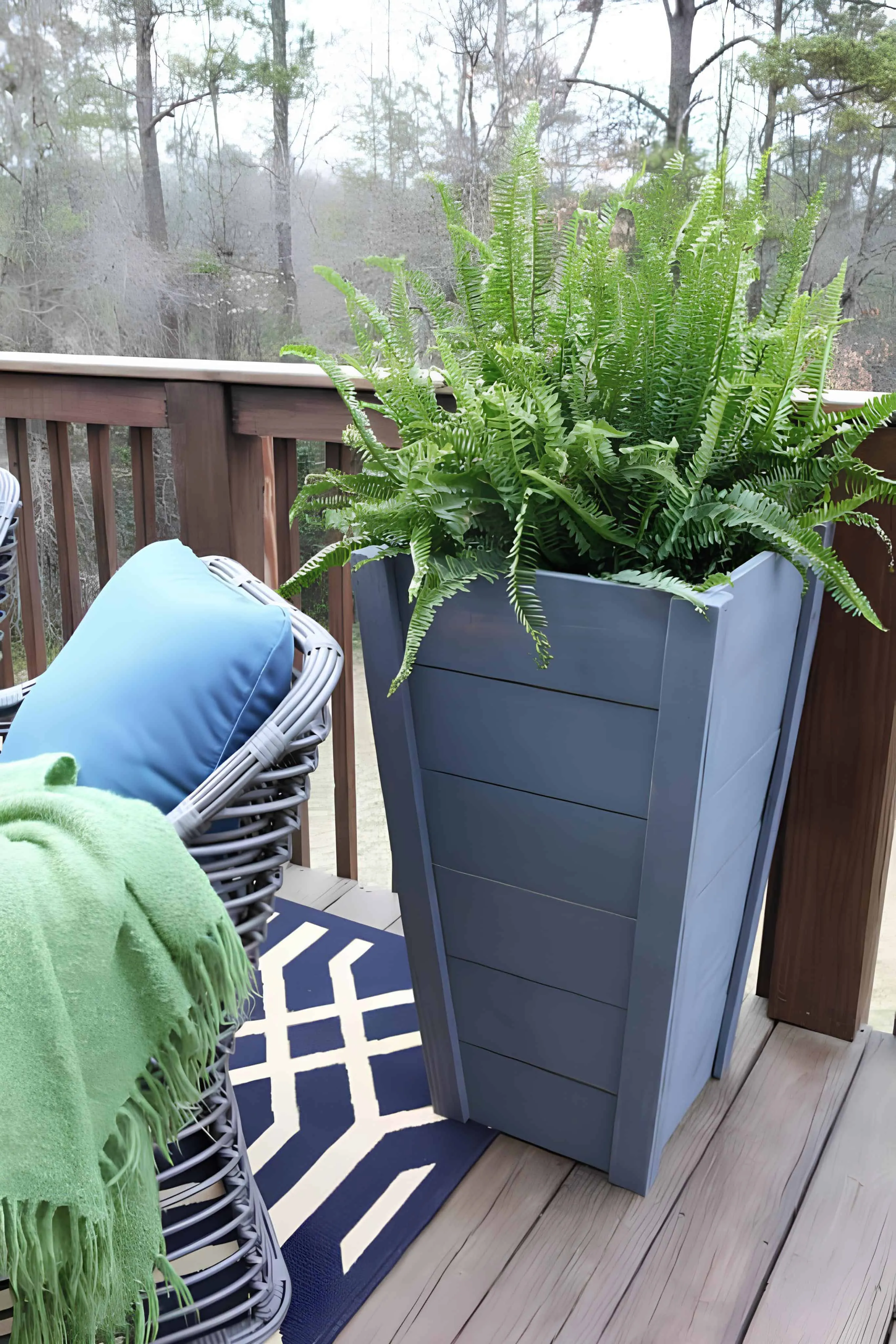 在房屋正面的垂直托盘花盆中，配有鲜艳的天竺葵