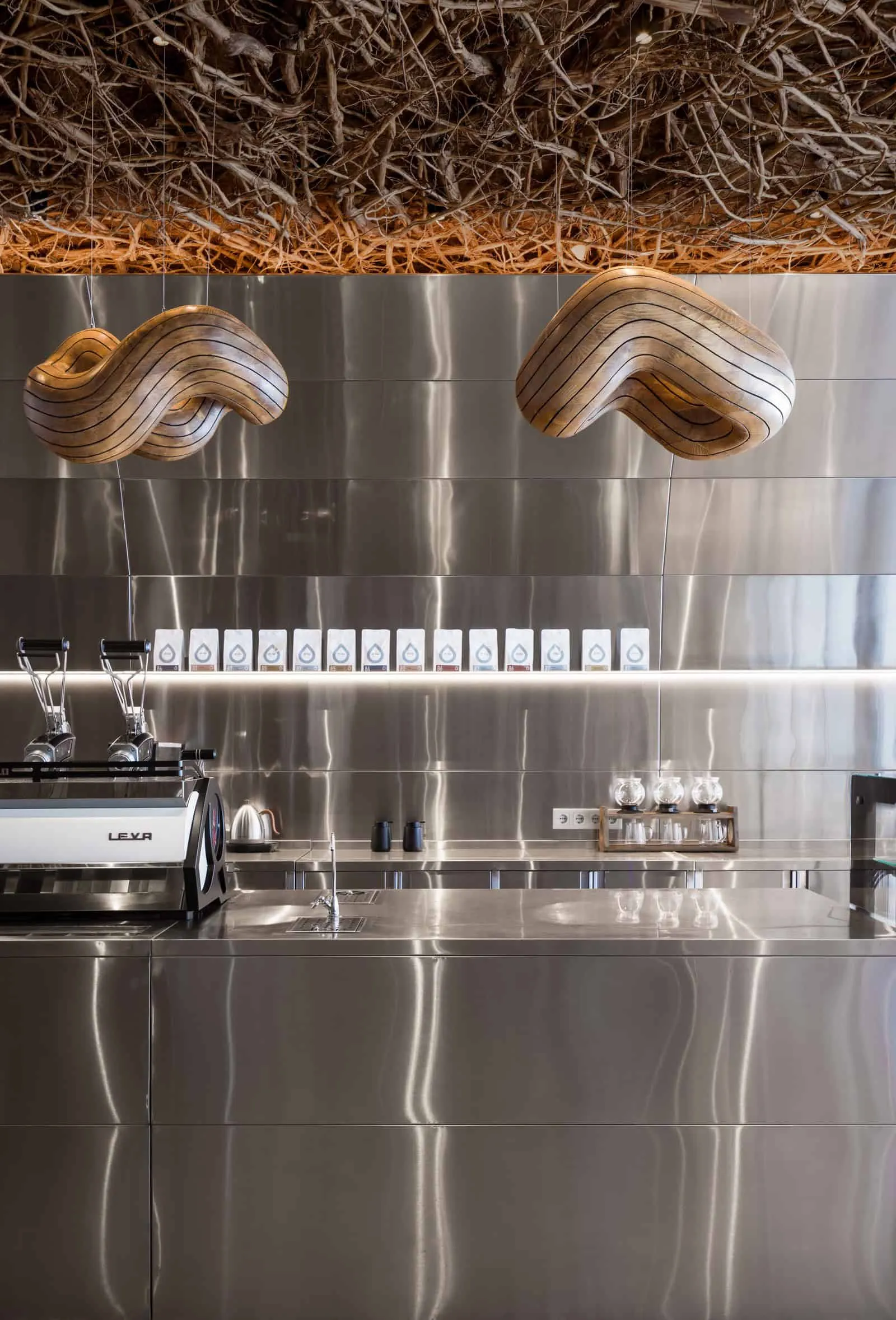 吧台上方的木质吊灯，营造时尚氛围