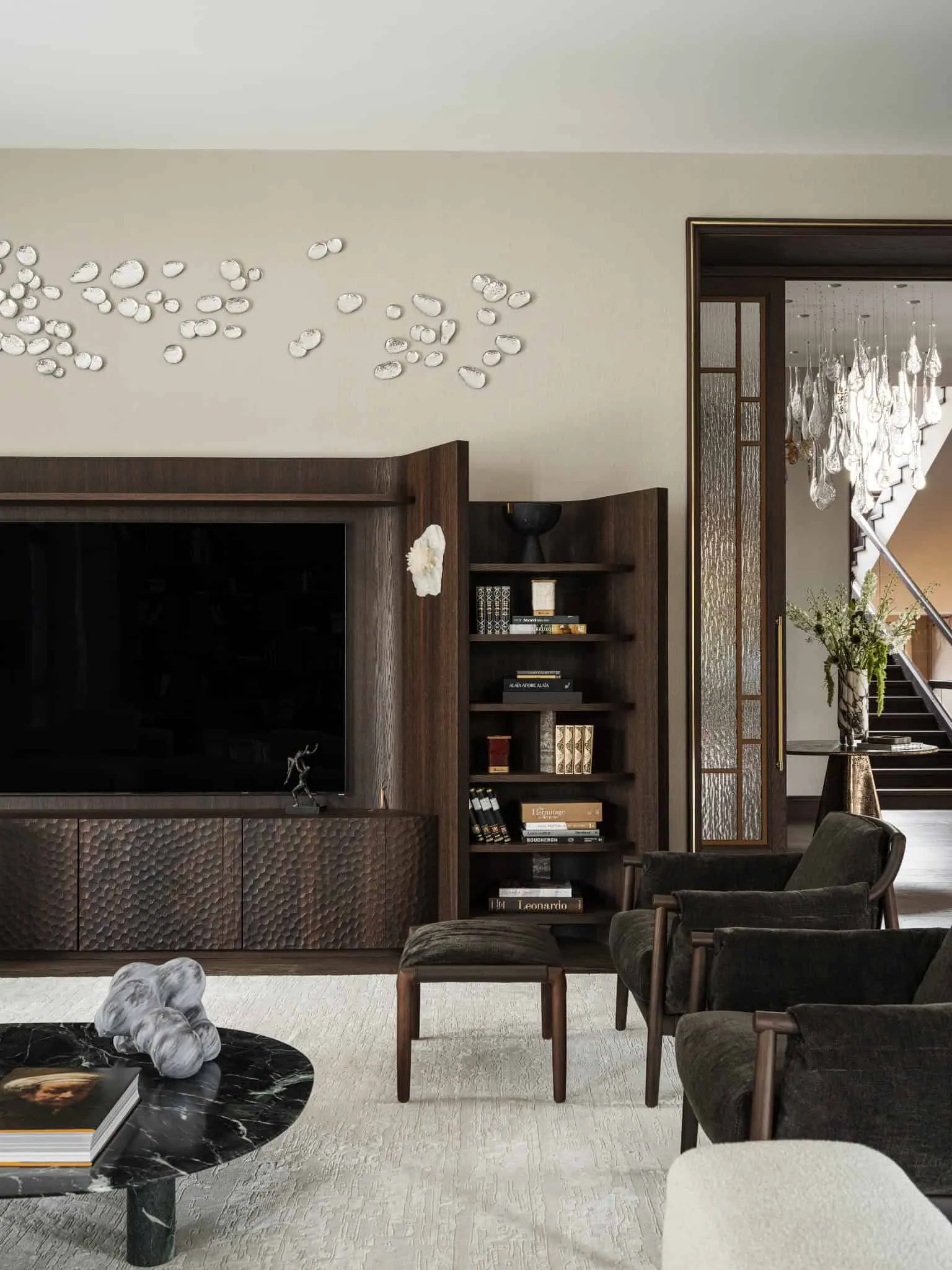 Зона гостинної з темною дерев'яною розважальною установкою і пухнастими бархатними кріслами.