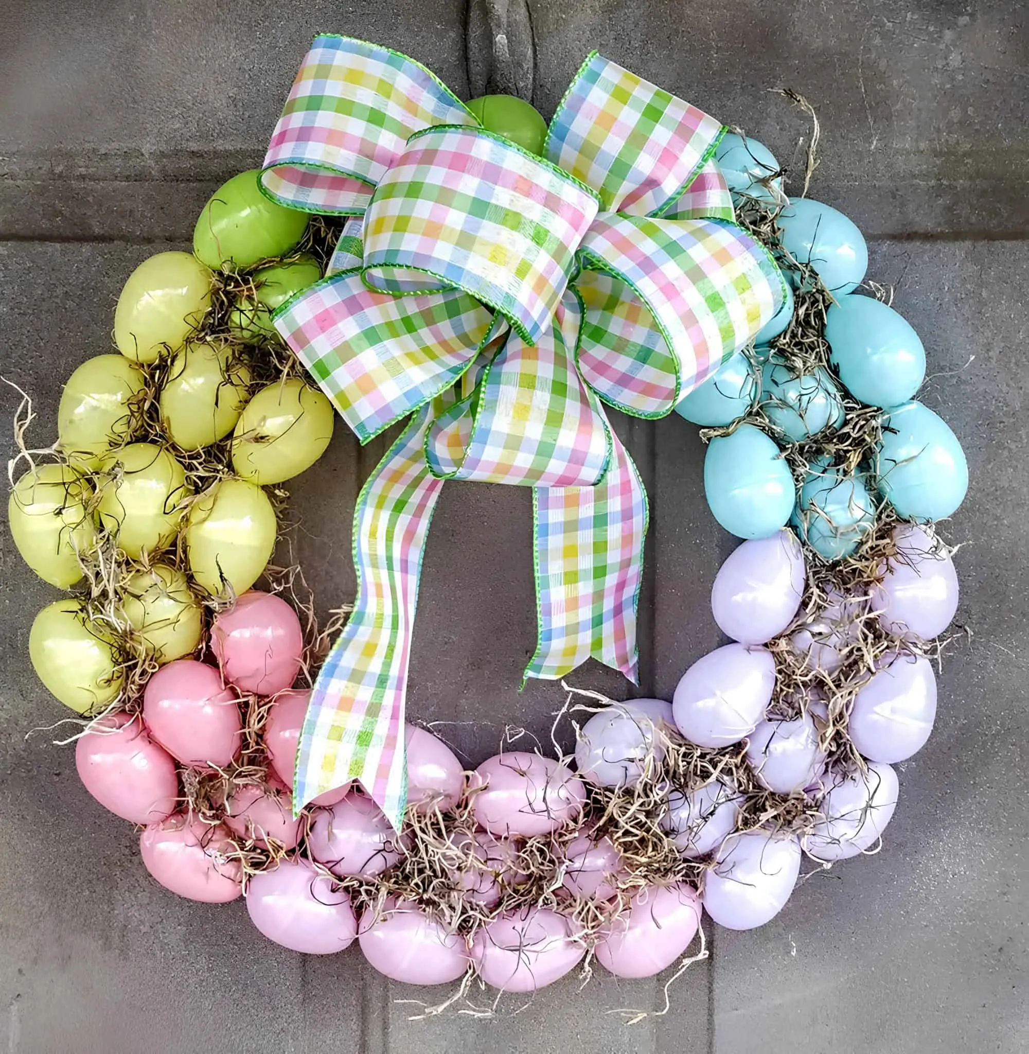 塑料鸡蛋与彩虹格子丝带的门饰