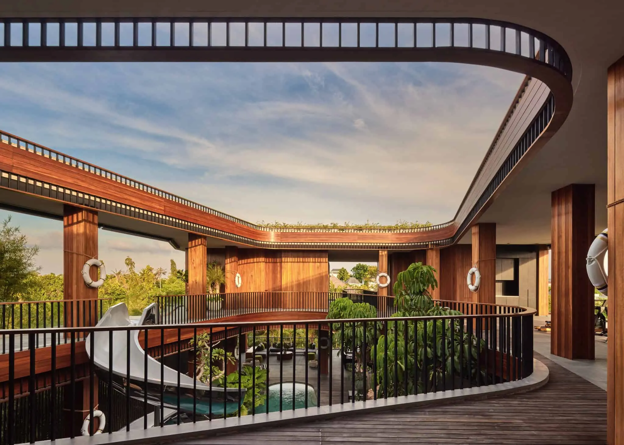 从上层阳台俯瞰滑梯和内庭露台。