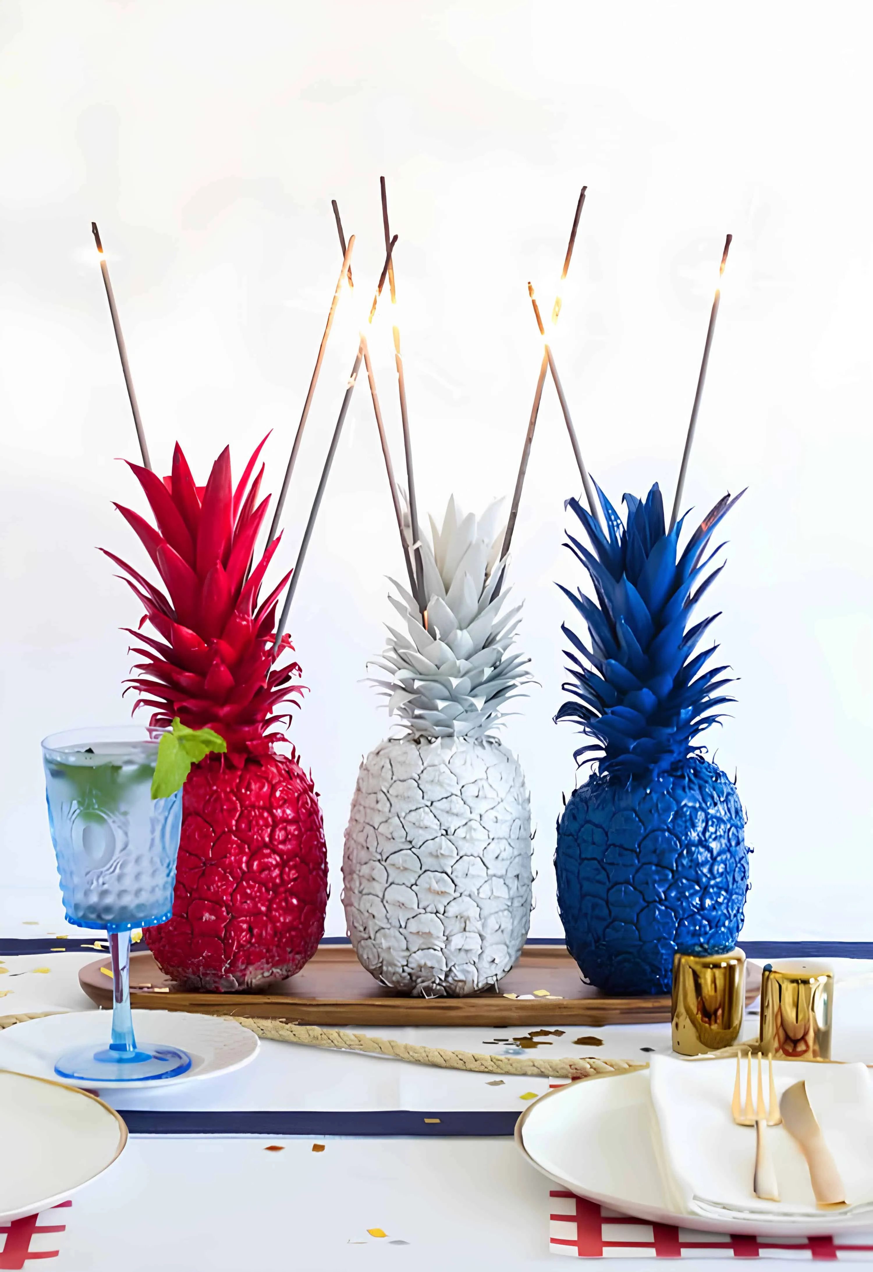 红白蓝涂色菠萝，配有烟花作为7月4日中心装饰