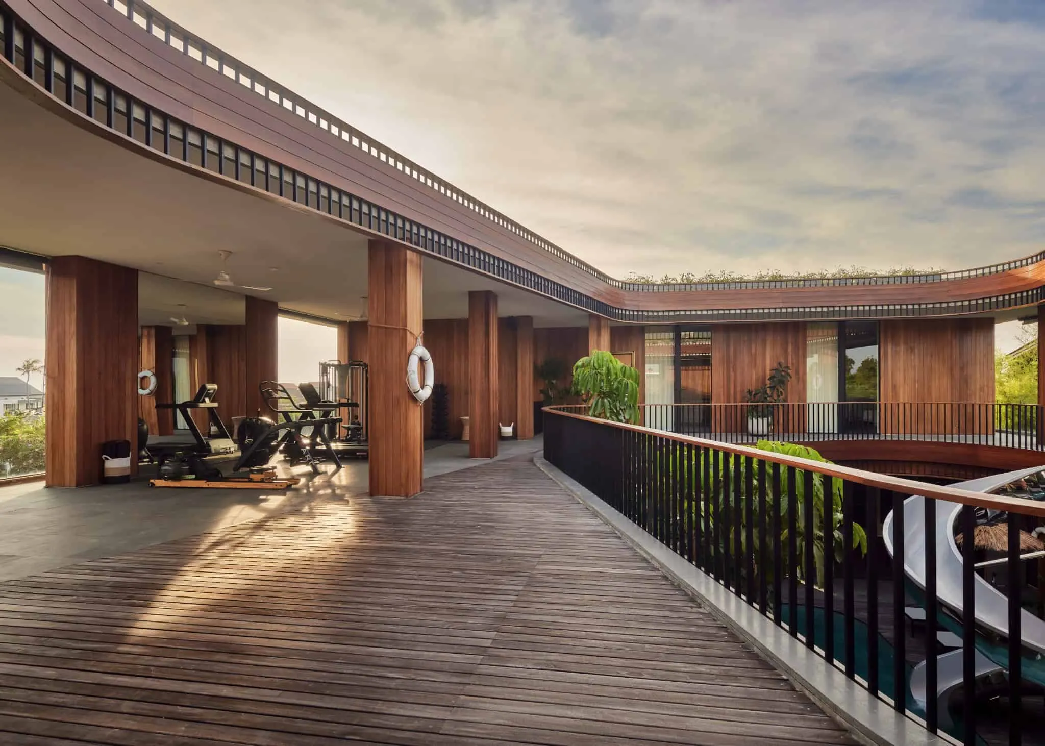 从上层阳台俯瞰泳池和内庭绿意的开放中庭。