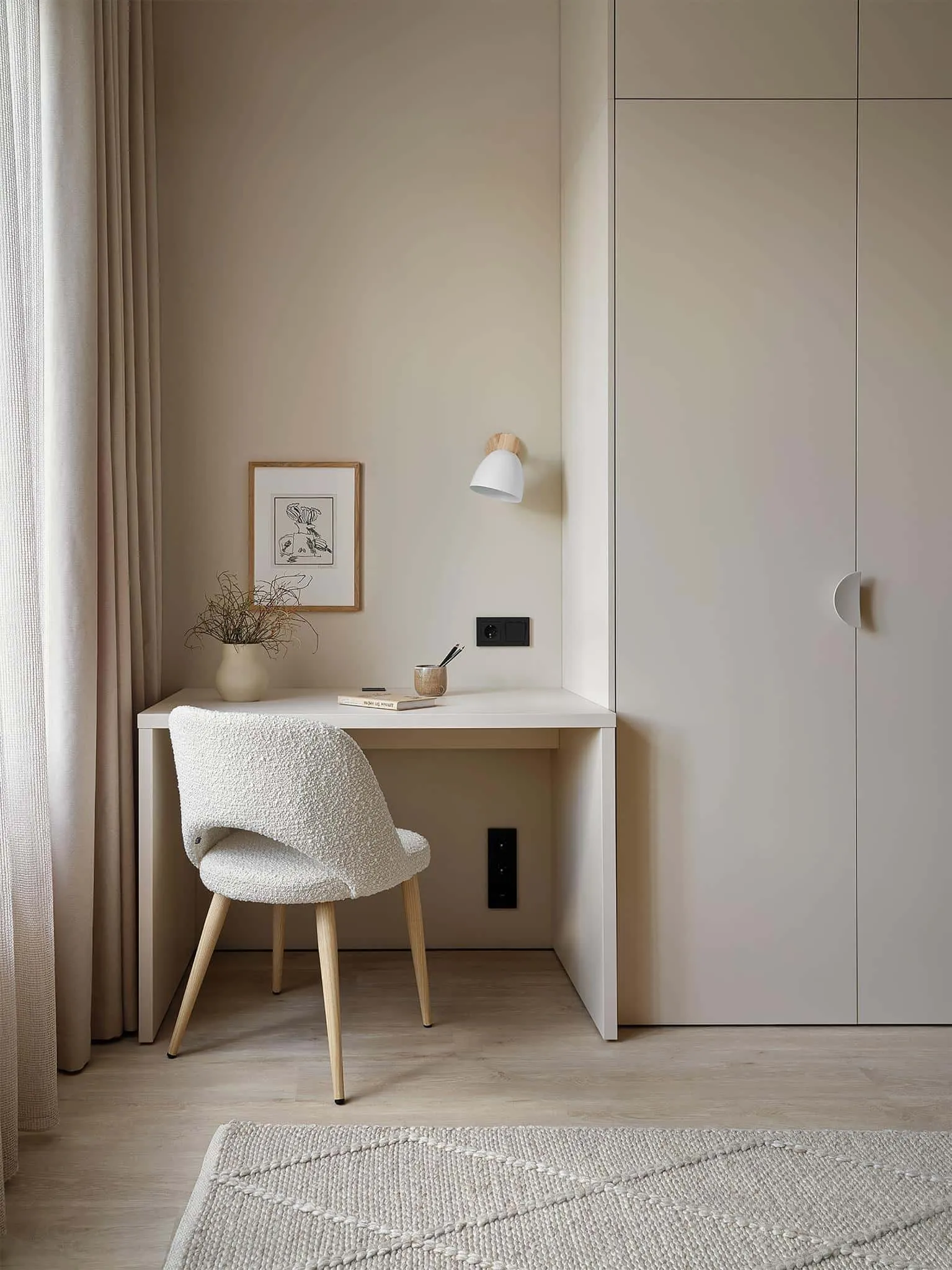 儿童阅读角落，配有内置书桌、柔软椅子和中性色调。