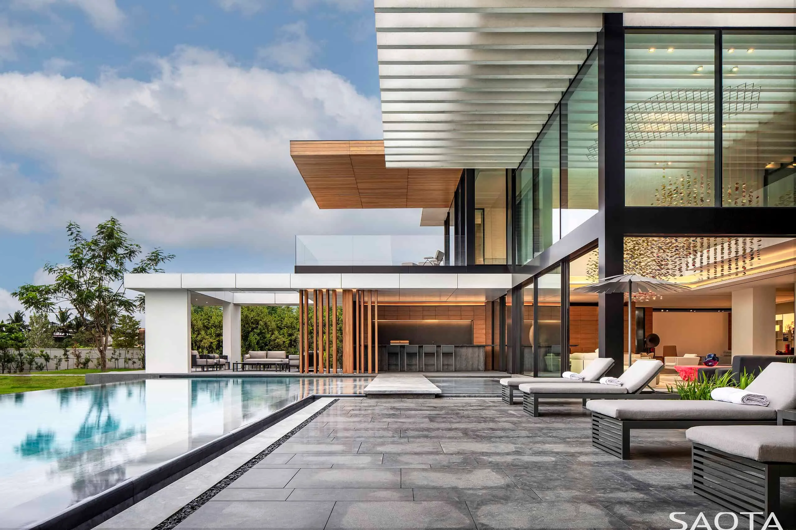 阿比让湖畔别墅由SAOTA设计：现代主义与自然的融合