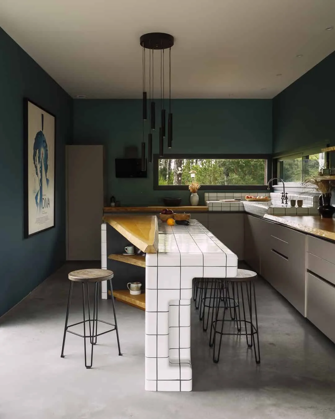 兰迪的现代木屋由Mod Cobet设计 明亮的厨房配有瓷砖吧台和现代荧光灯。