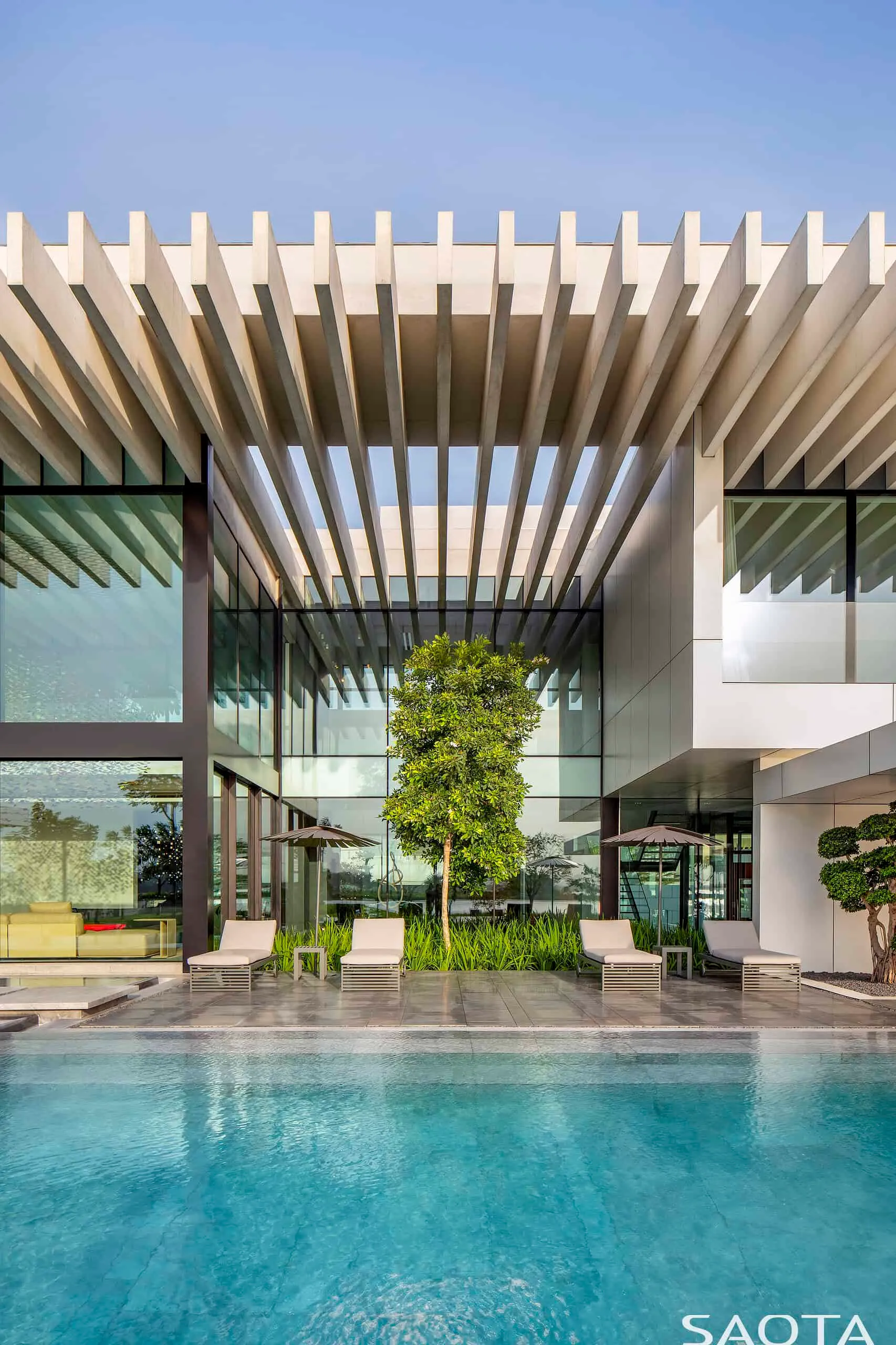 阿比让湖畔别墅由SAOTA设计：现代主义与自然的融合